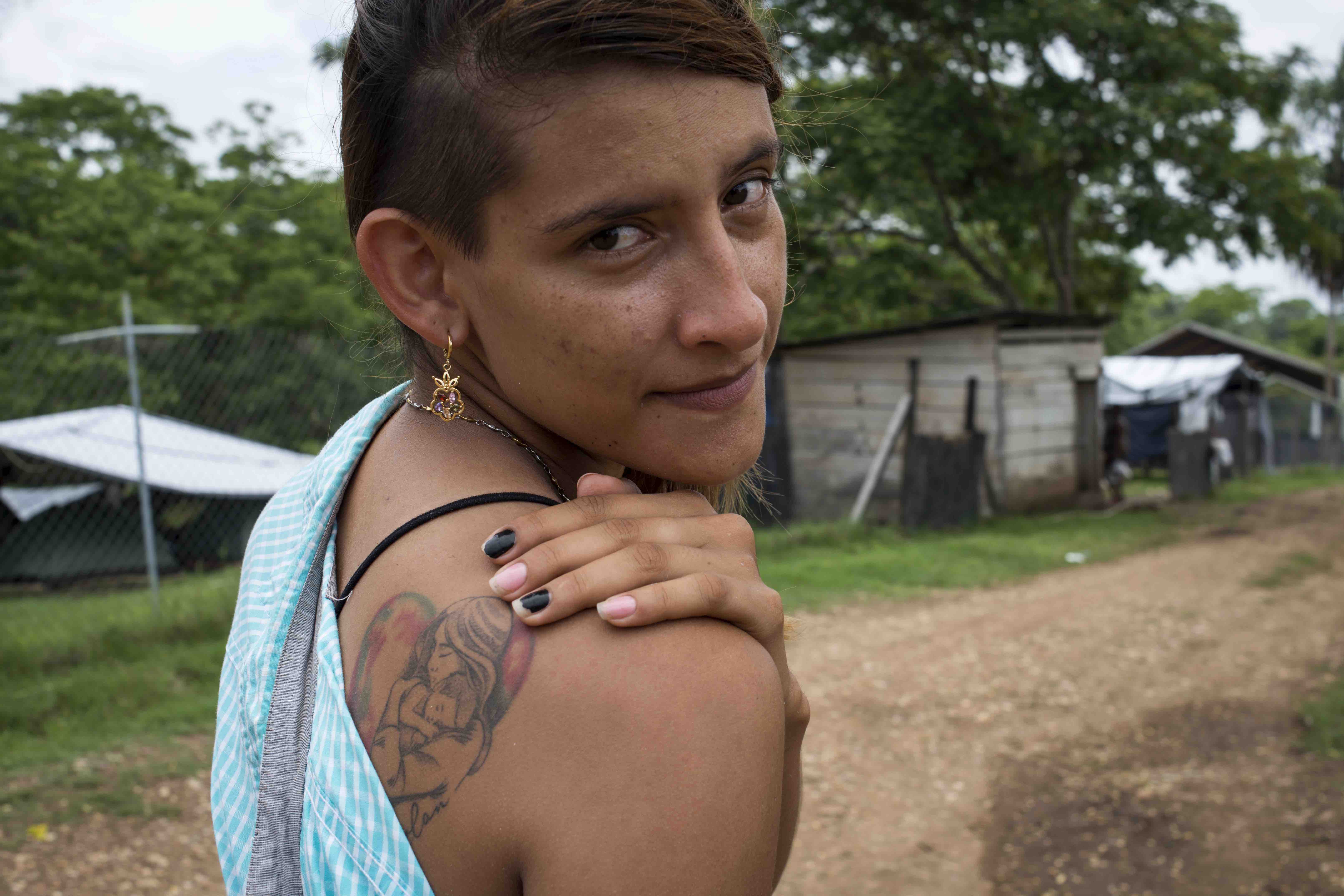 On Karen's back, there is a tattoo of a heart. Inside it, a baby rests serenely in a woman'sarms. Karen explains that this image depicts herself with her son Dylan, who inspired her to migrate to the United States. 