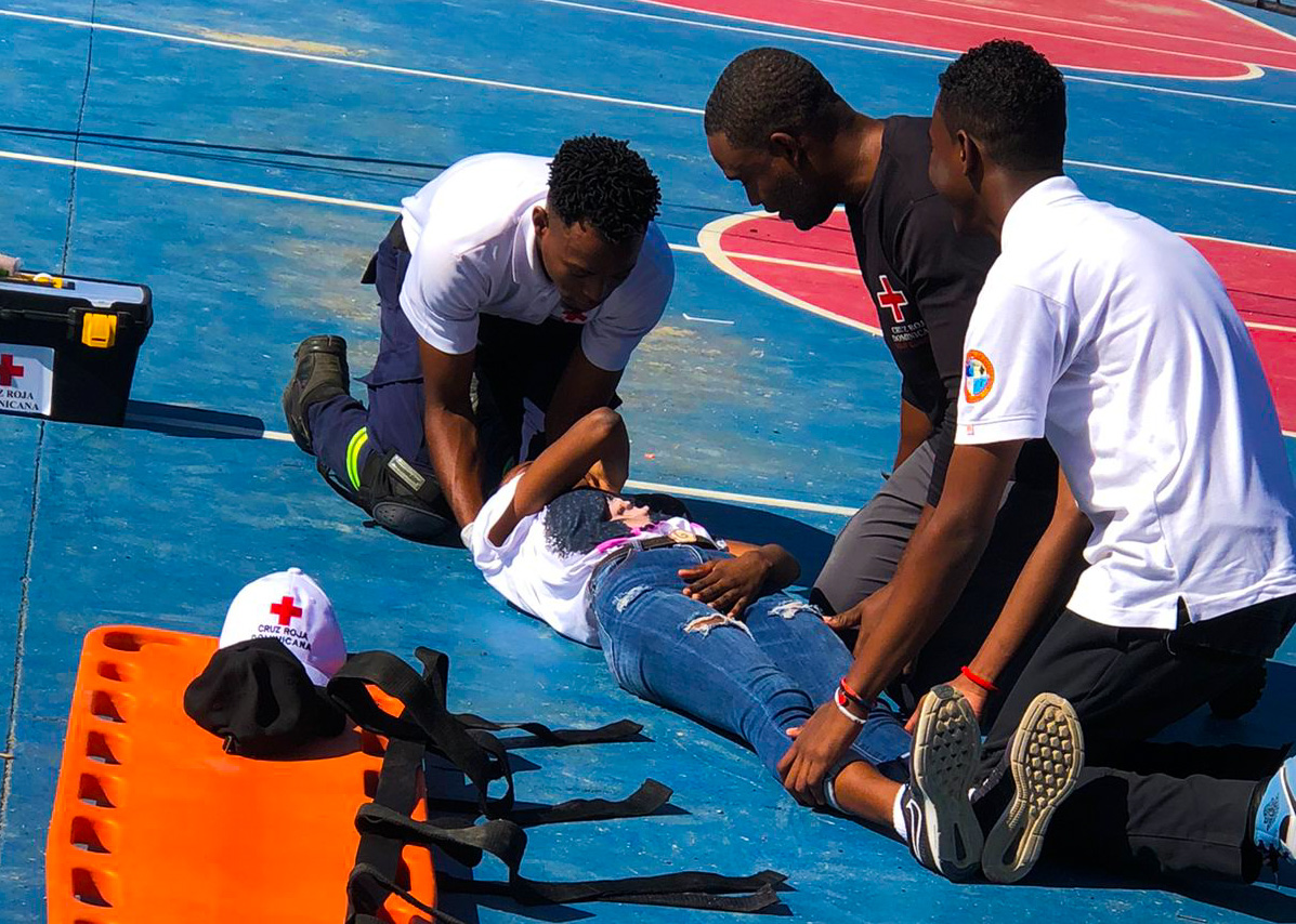 Dominican Red Cross volunteers practice basic first aid.