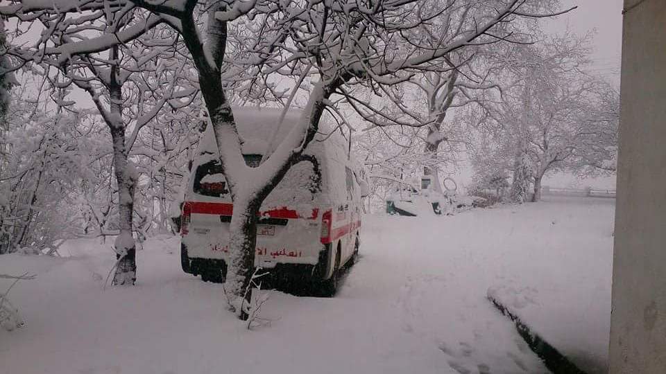 Una ambulancia de la Cruz Roja Libanesa cubierta de nieve.