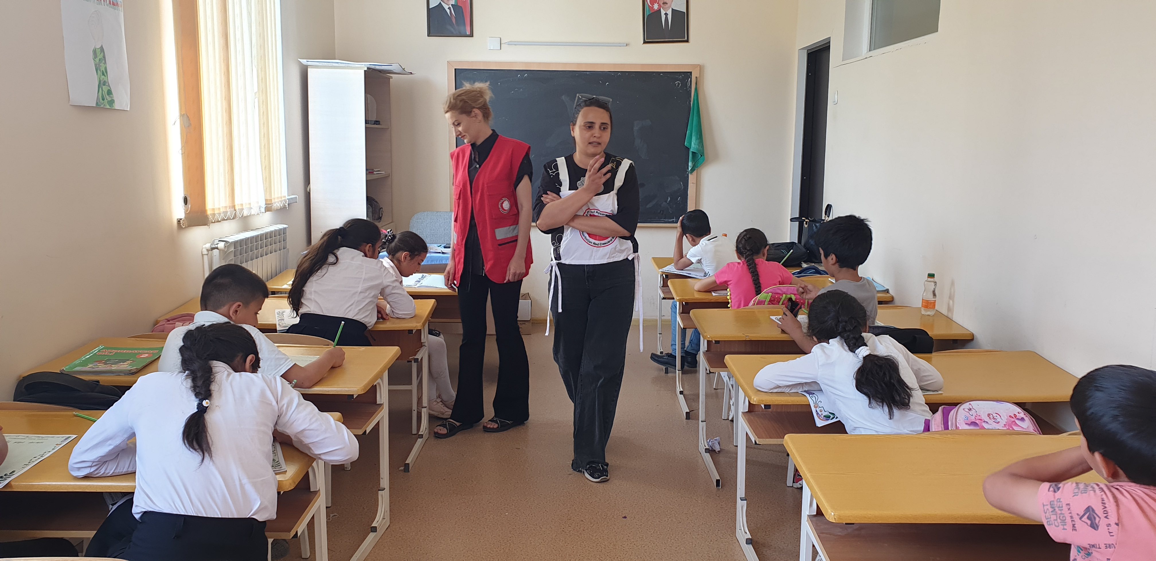 Gunel Abbasova, voluntaria de la Media Luna Roja de Azerbaiyán, dirige una sesión de apoyo psicosocial en una escuela primaria local.