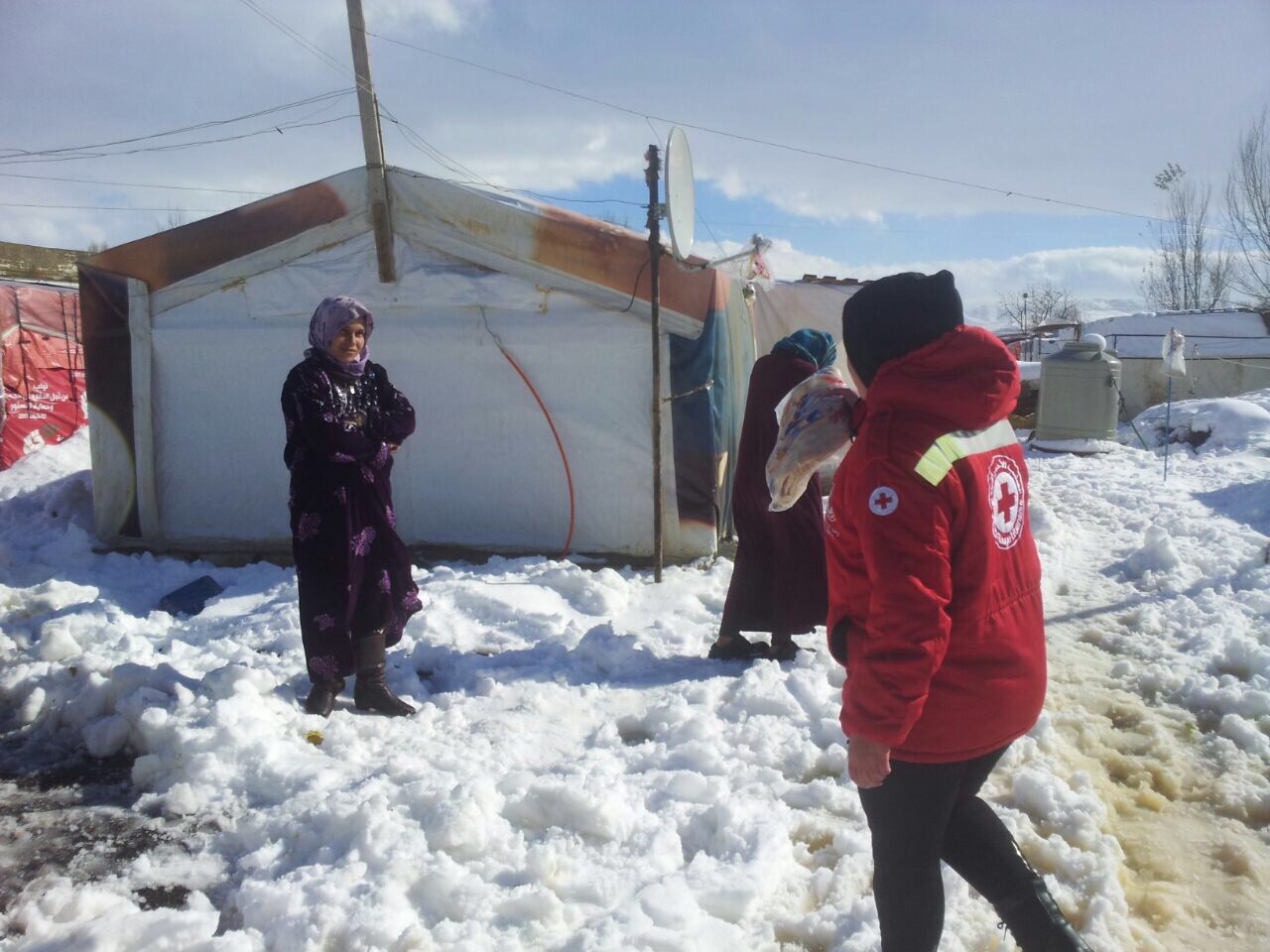 Un grupo voluntario de la Cruz Roja Libanesa lleva alimentos, agua, mantas, tiendas de campaña, estufas y cupones para combustible a la población siria que vive en campos de refugio en Líbano, tras las tormentas de nieve de 2021.