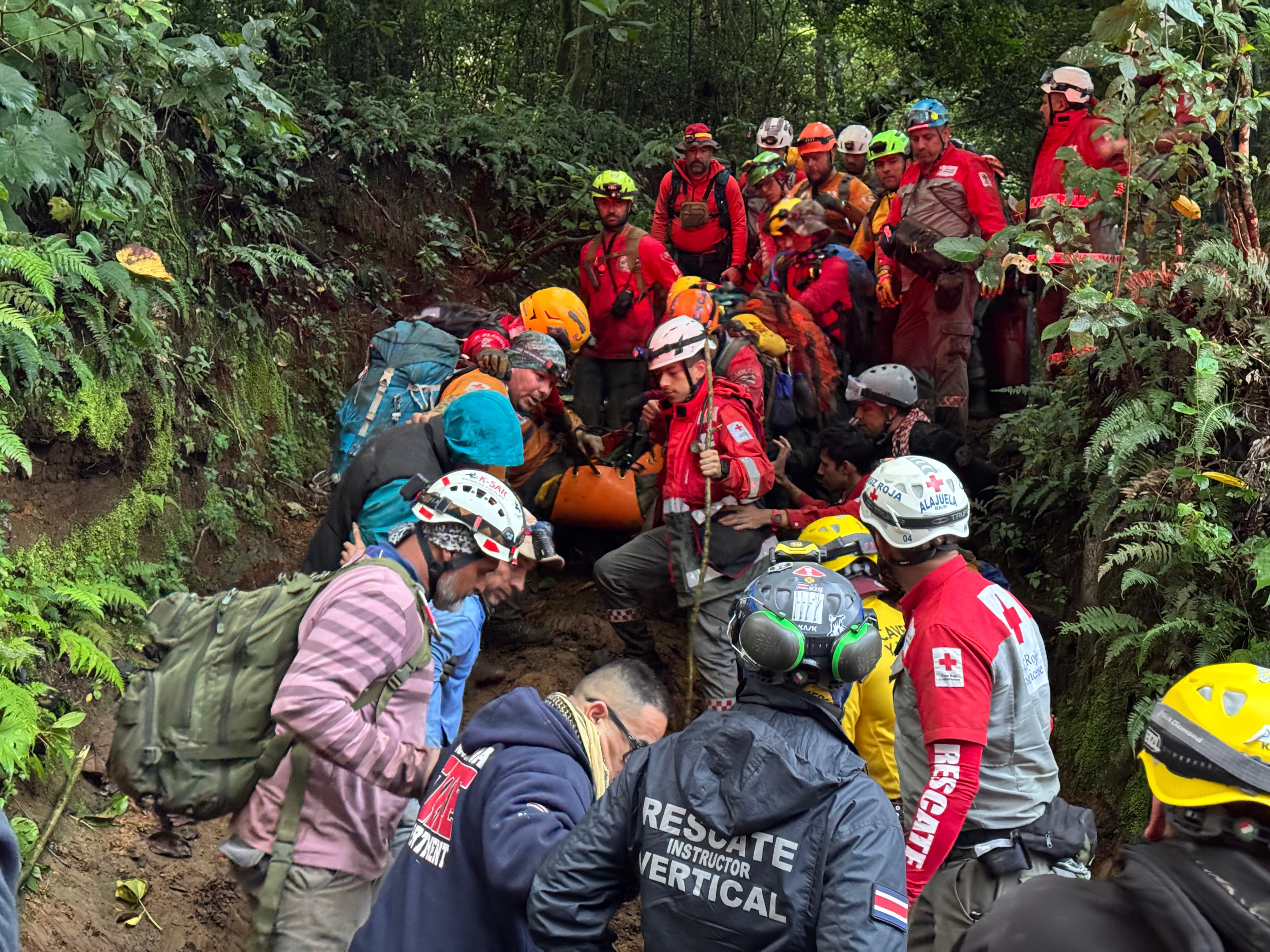 Tras otras nueve horas de caminata -para un total de 14 horas- y con la ayuda de bomberos y vecinos de la zona, los cruzrojistas consiguieron trasladar a la sobreviviente a una ambulancia.