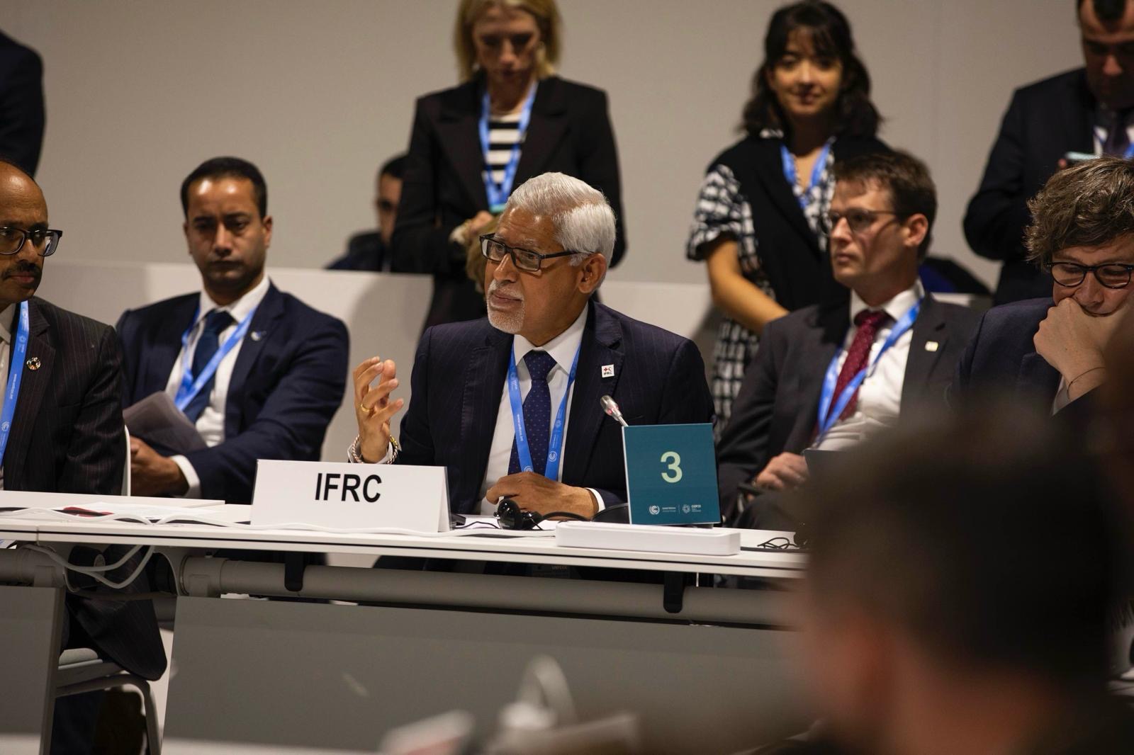 S'exprimant lors d'une réunion de haut niveau de la COP29 consacrée aux alertes précoces pour tous, Jagan Chapagain, secrétaire général de la Fédération internationale des sociétés de la Croix-Rouge et du Croissant-Rouge (IFRC), a déclaré que le monde devait non seulement accroître le financement des alertes précoces, mais aussi veiller à ce que les investissements parviennent à ceux qui en ont le plus besoin, à savoir les communautés les plus touchées par les crises climatiques.