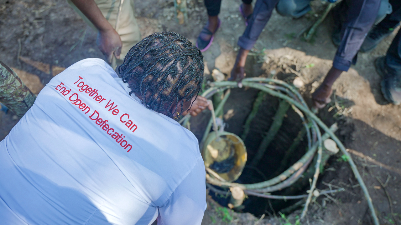 A health worker from Bomet County, Kenya supervises the building of a pit latrine in Emityot village as part of an initiative with the Kenya Red Cross and other partners to end open defecation and reduce disease risks. 