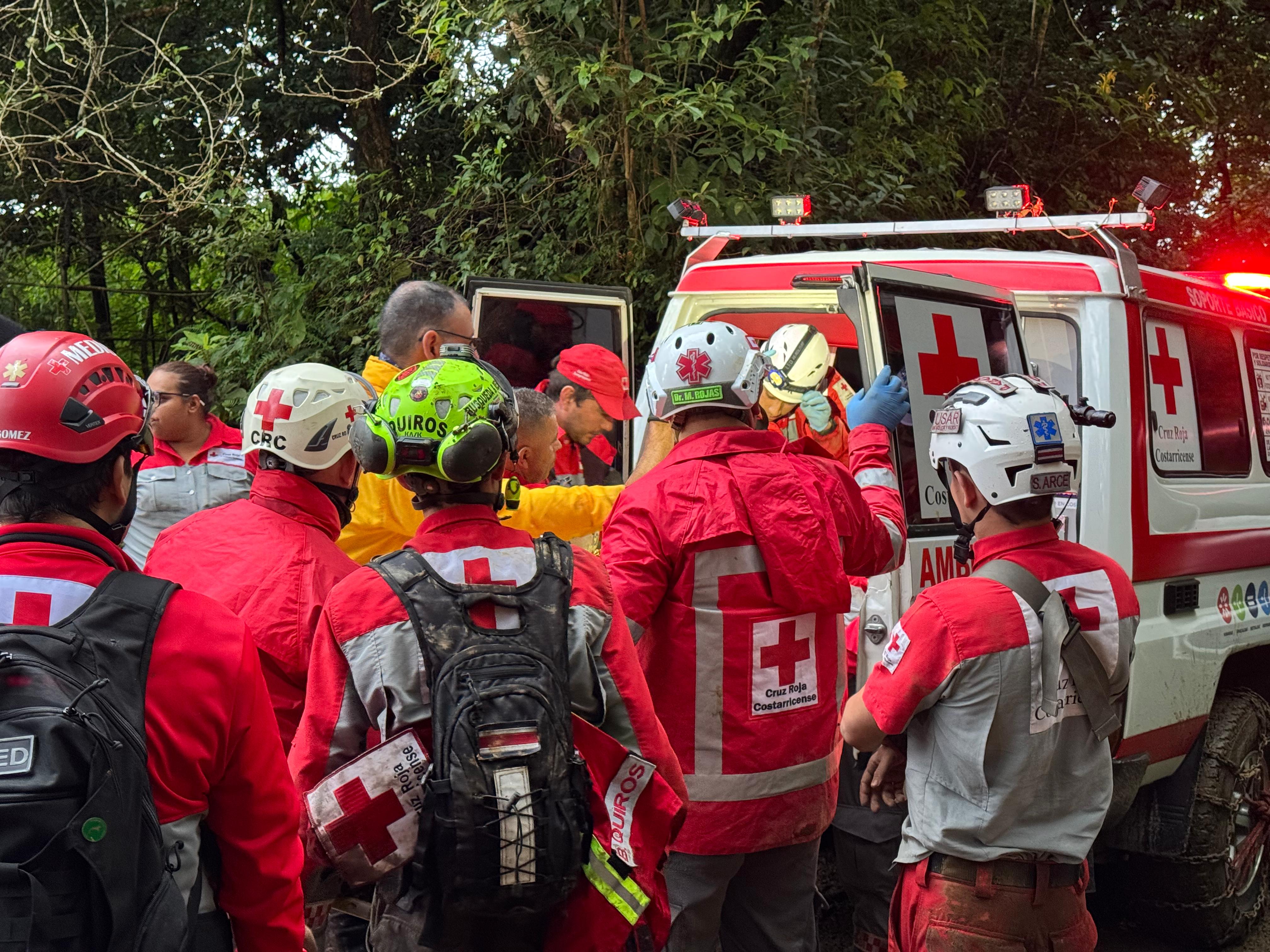 La Cruz Roja Costarricense logró rescatar y estabilizar a la única sobreviviente del accidente aéreo.