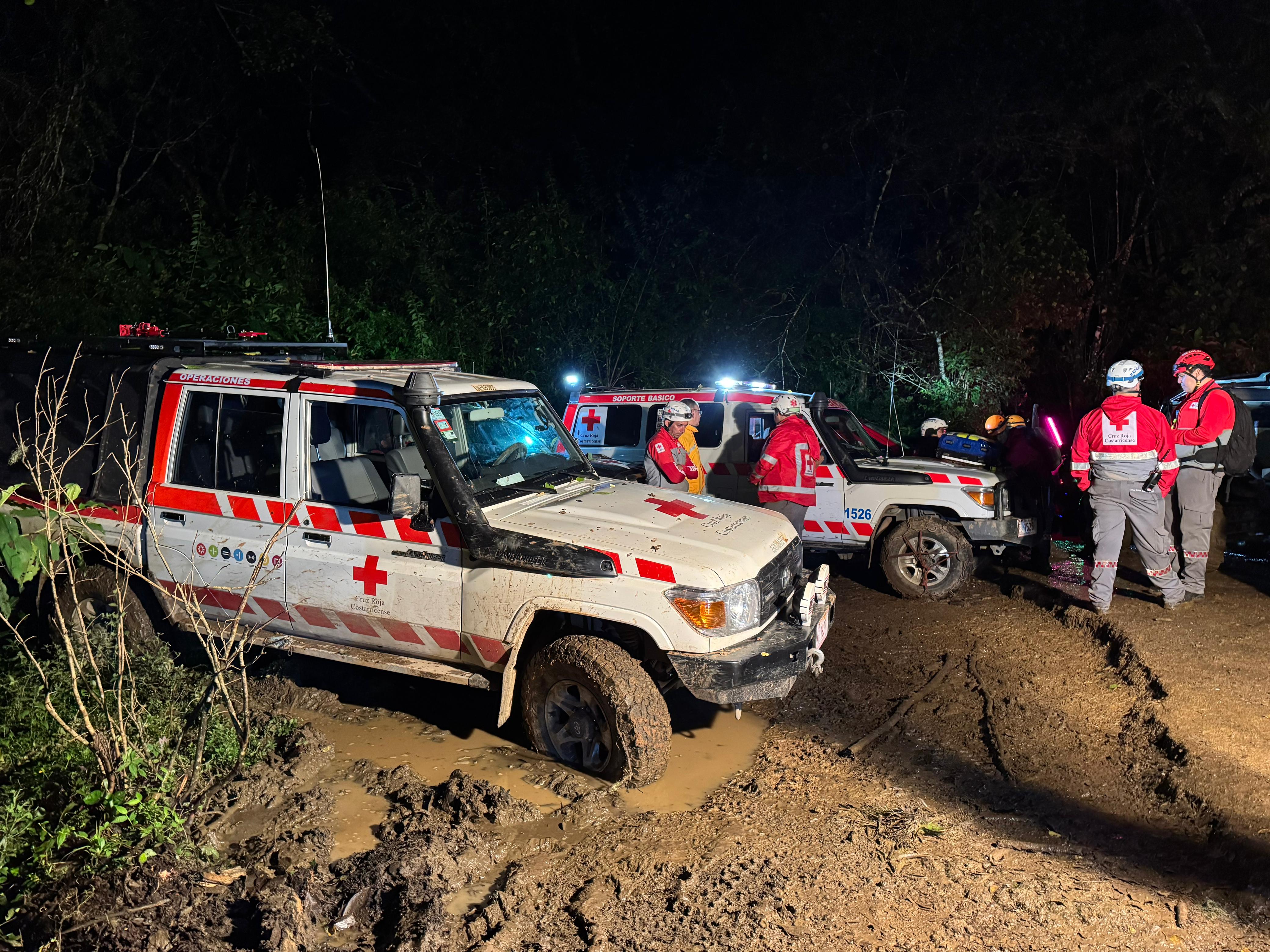 El grupo incluía la unidad canina, personal paramédico y de primera respuesta; y 15 vehículos, entre ambulancias y todoterrenos, ya que la zona era de difícil acceso.  