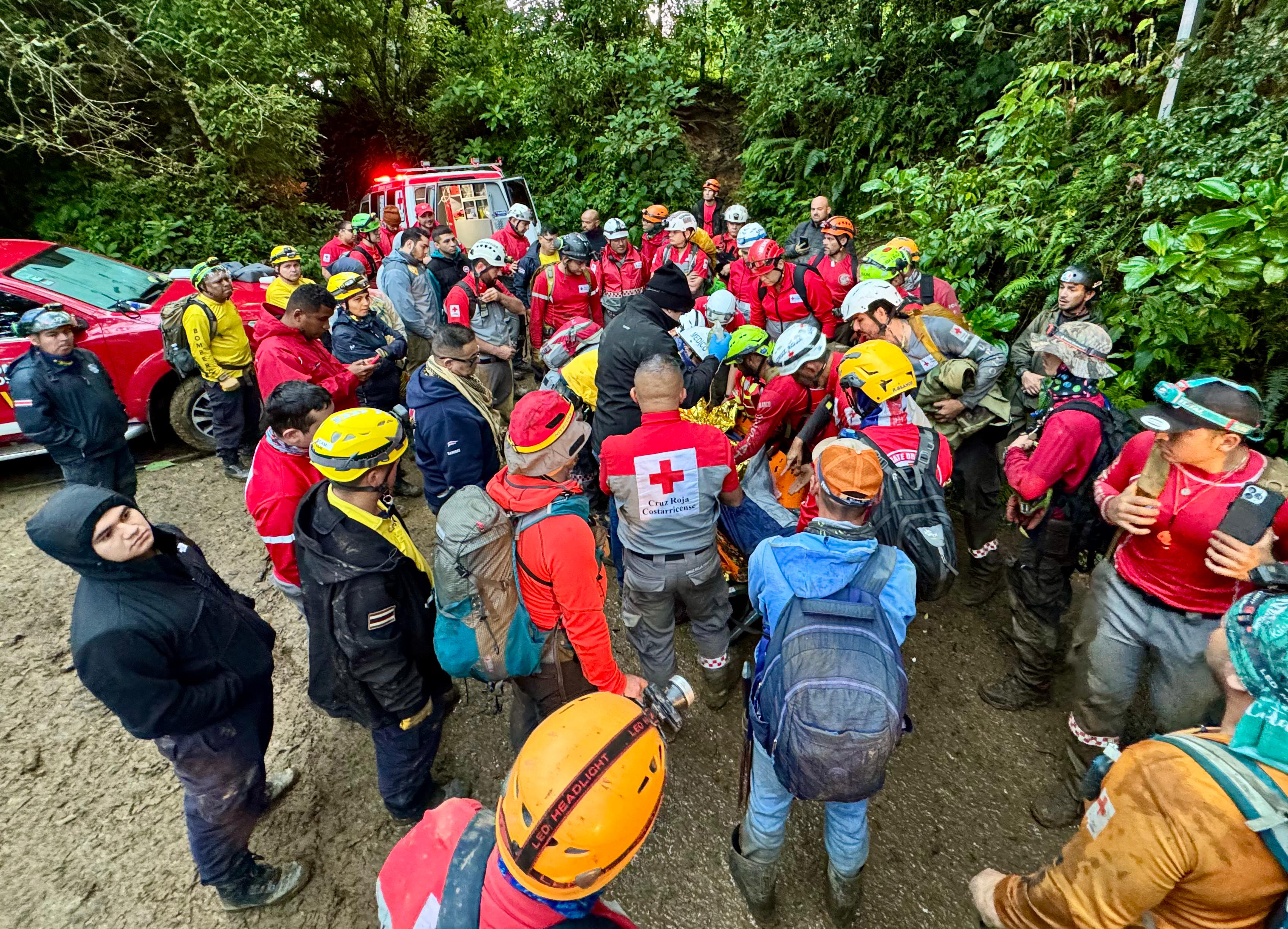 Más de 60 rescatistas se unieron en una impresionante labor, trabajando toda la noche y la madrugada en un arduo despliegue logístico y recorriendo la selva bajo intensa lluvia para llegar al lugar del accidente.  
