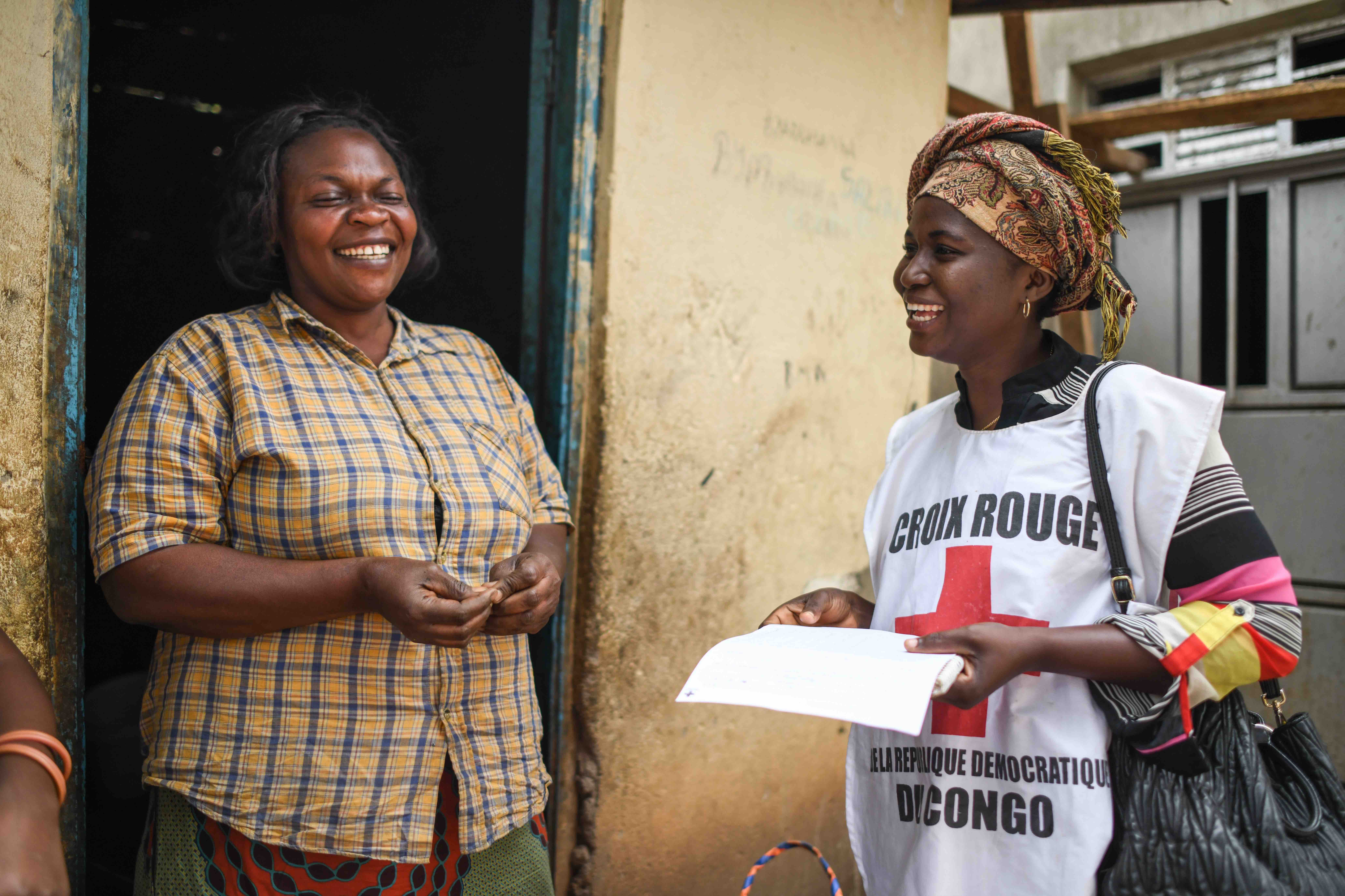 A volunteer from the Red Cross of the Democratic Republic of the Congo during regular door-to-door community engagement activities.