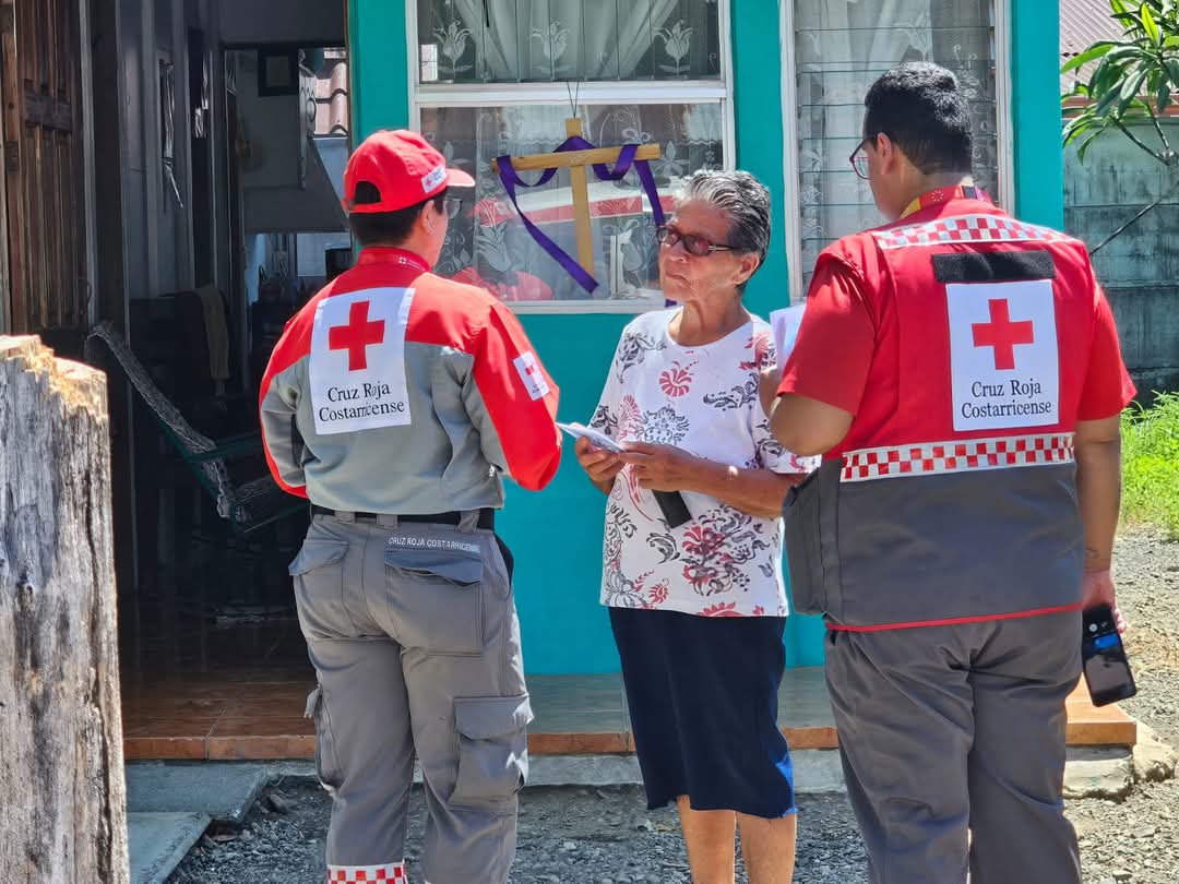 Members of the Costa Rican Red Cross carried out dengue fever prevention surveys and checks in the community of Paquita, Quepos.