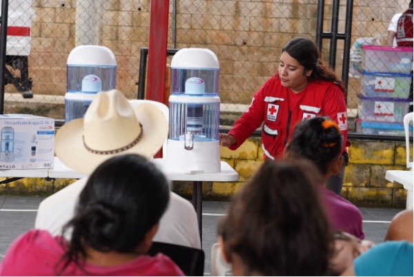 The Salvadorean Red Cross has delivered water purification filters and other essential items to 42 families affected by the floods of last June, who were temporarily housed in a sports complex in the Zacatecoluca district of the municipality of La Paz Este.