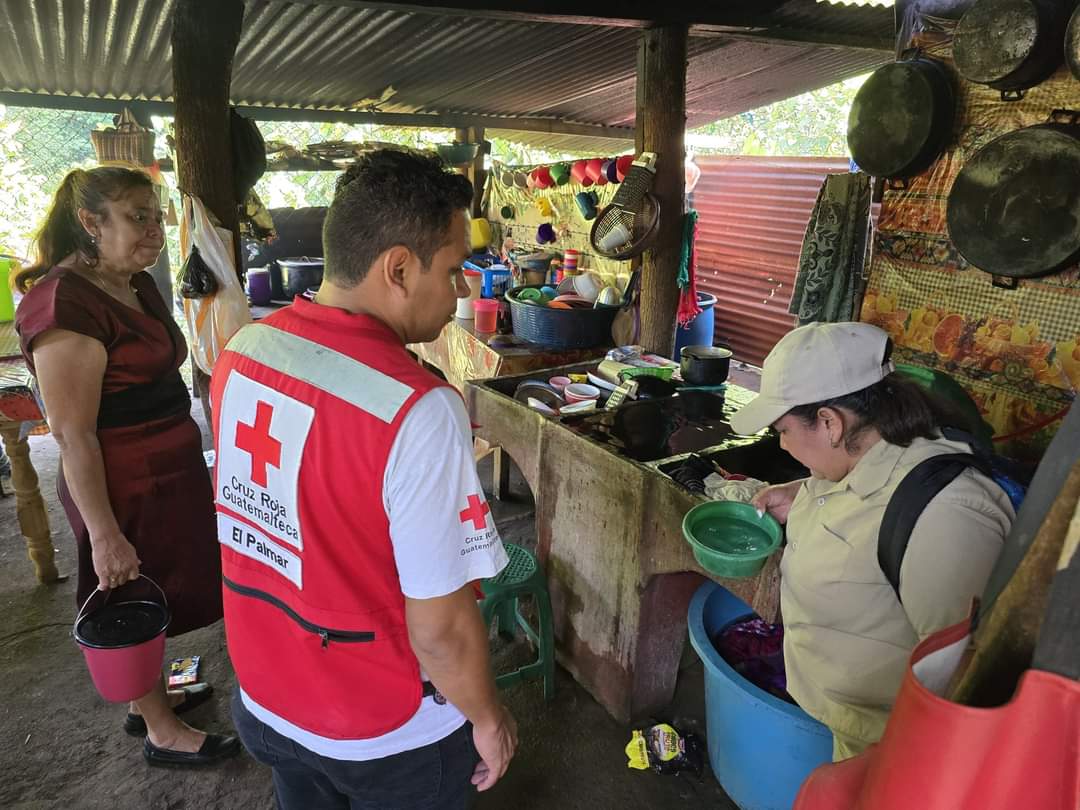 The Guatemalan Red Cross carried out a day of dengue prevention and physical vector control through home visits in Aldea Nimina, El Palmar, Quetzaltenango.