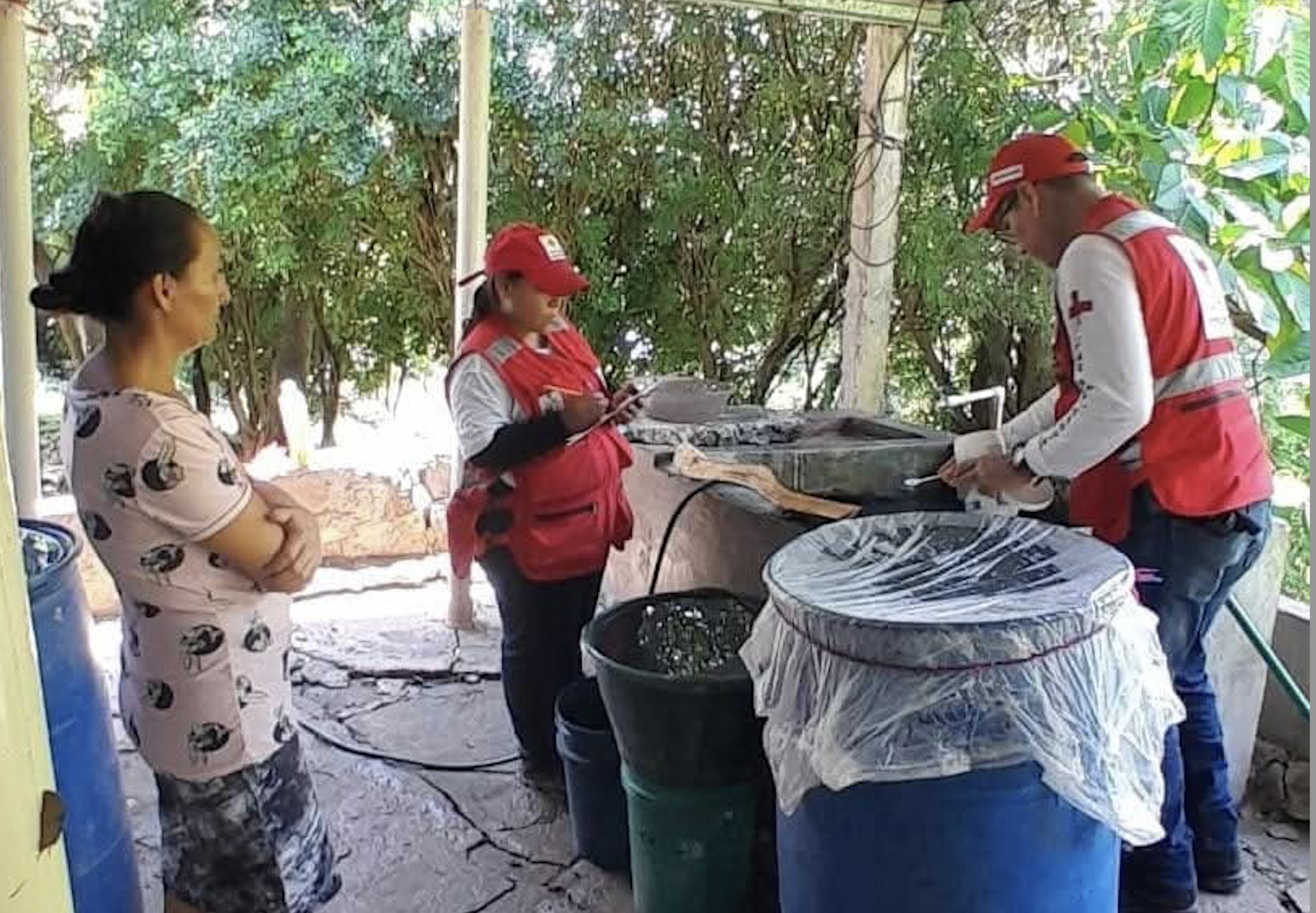 A team of technical staff and volunteers from the Honduran Red Cross carried out a dengue fumigation and cleaning campaign in the community of Villa Nueva, in the department of Cortés.