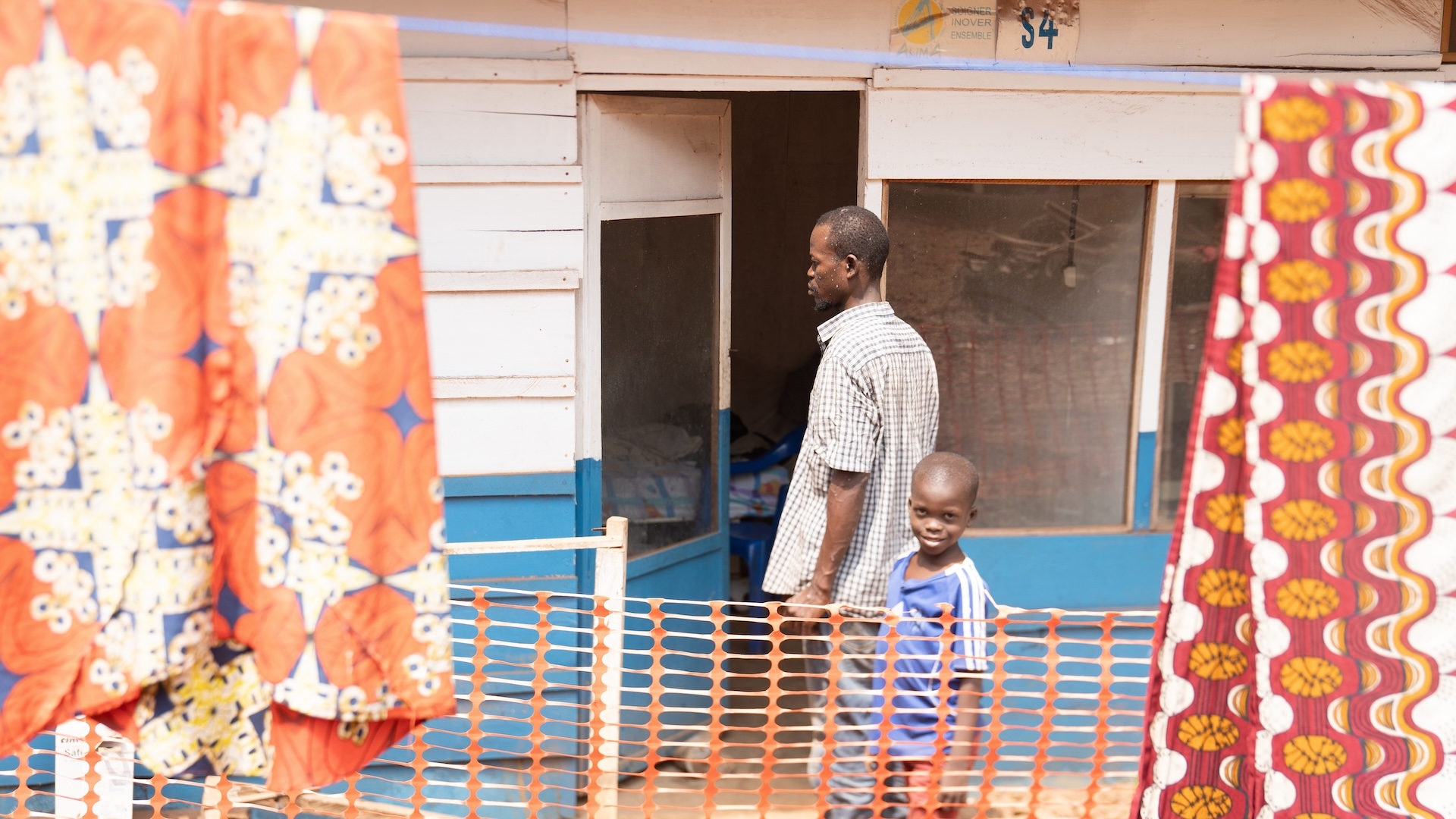 Un père et son fils atteints de la mpox s'isolent et reçoivent un traitement au centre de traitement de mpox de Mama Elikya, en Équateur, en juillet 2024. 