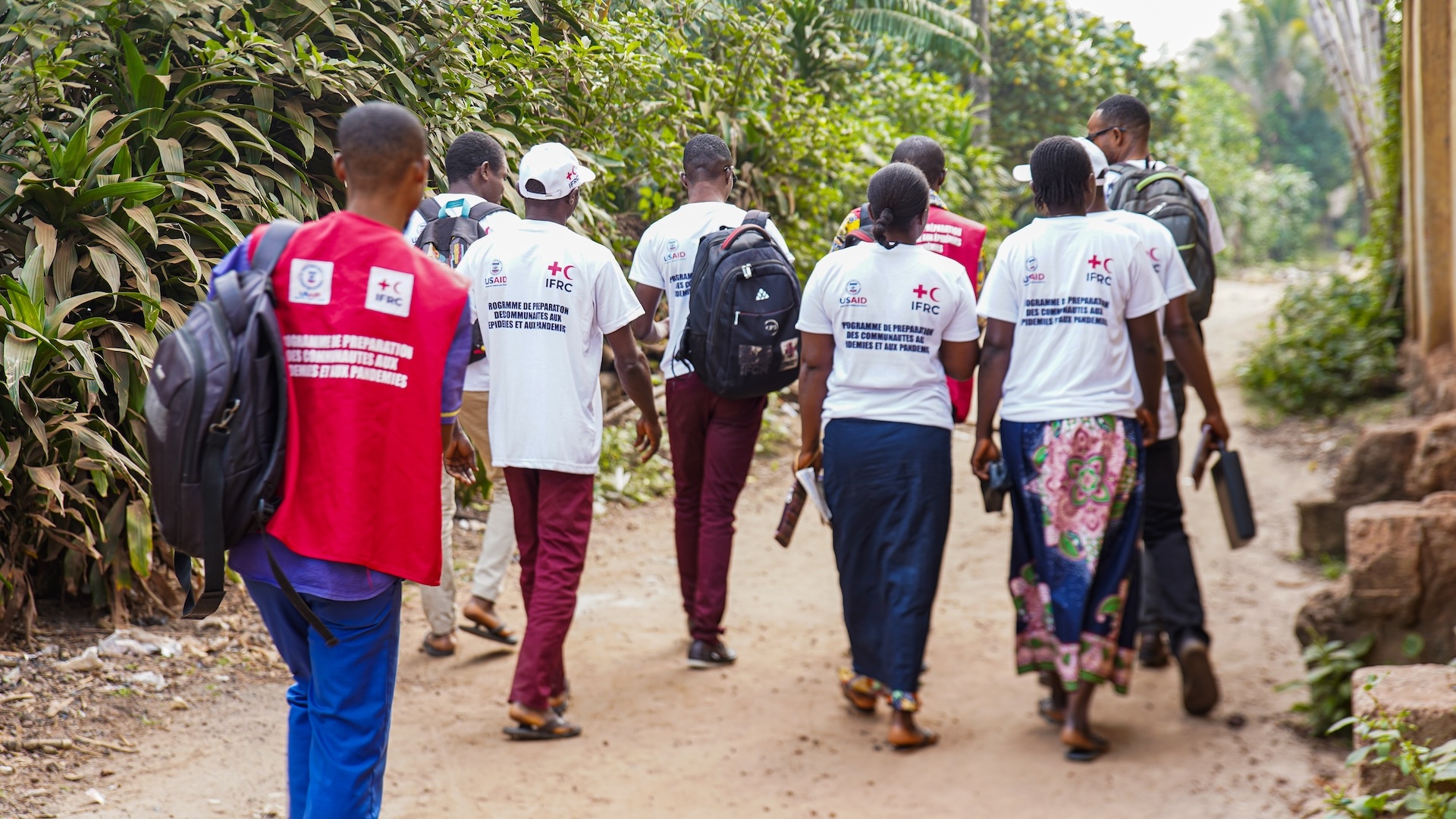 Des volontaires de la Croix-Rouge de la RDC formés à la lutte contre les épidémies et à la surveillance à base communautaire dans le cadre du programme CP3 se rendent dans leur communauté pour apporter un soutien et identifier les cas suspects. 