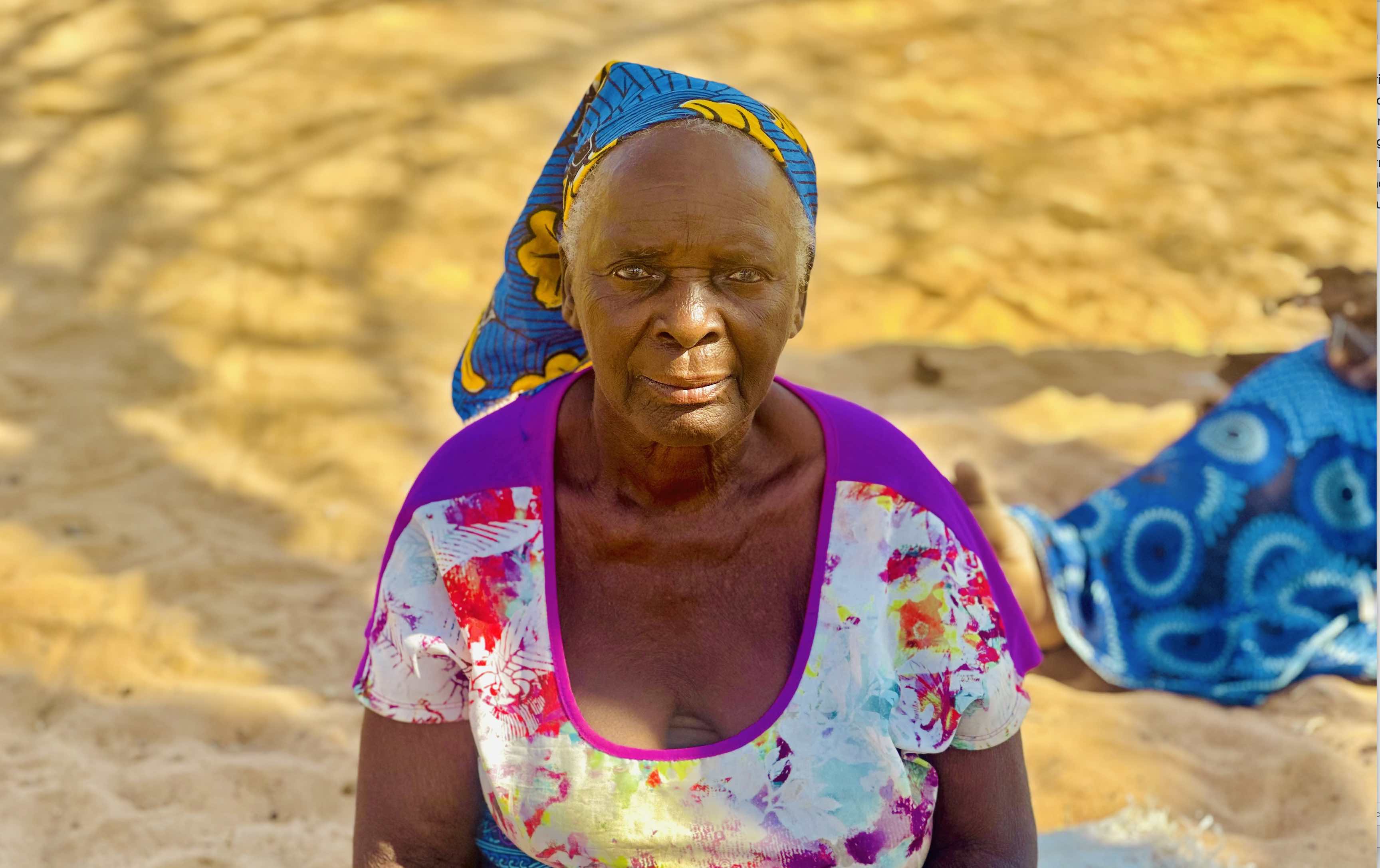 Esnathi Mudhimba, de 67 años, es una de las más de 3.400 personas vulnerables afectadas por la sequía provocada por El Niño en el distrito de Binga, en Zimbabue. 