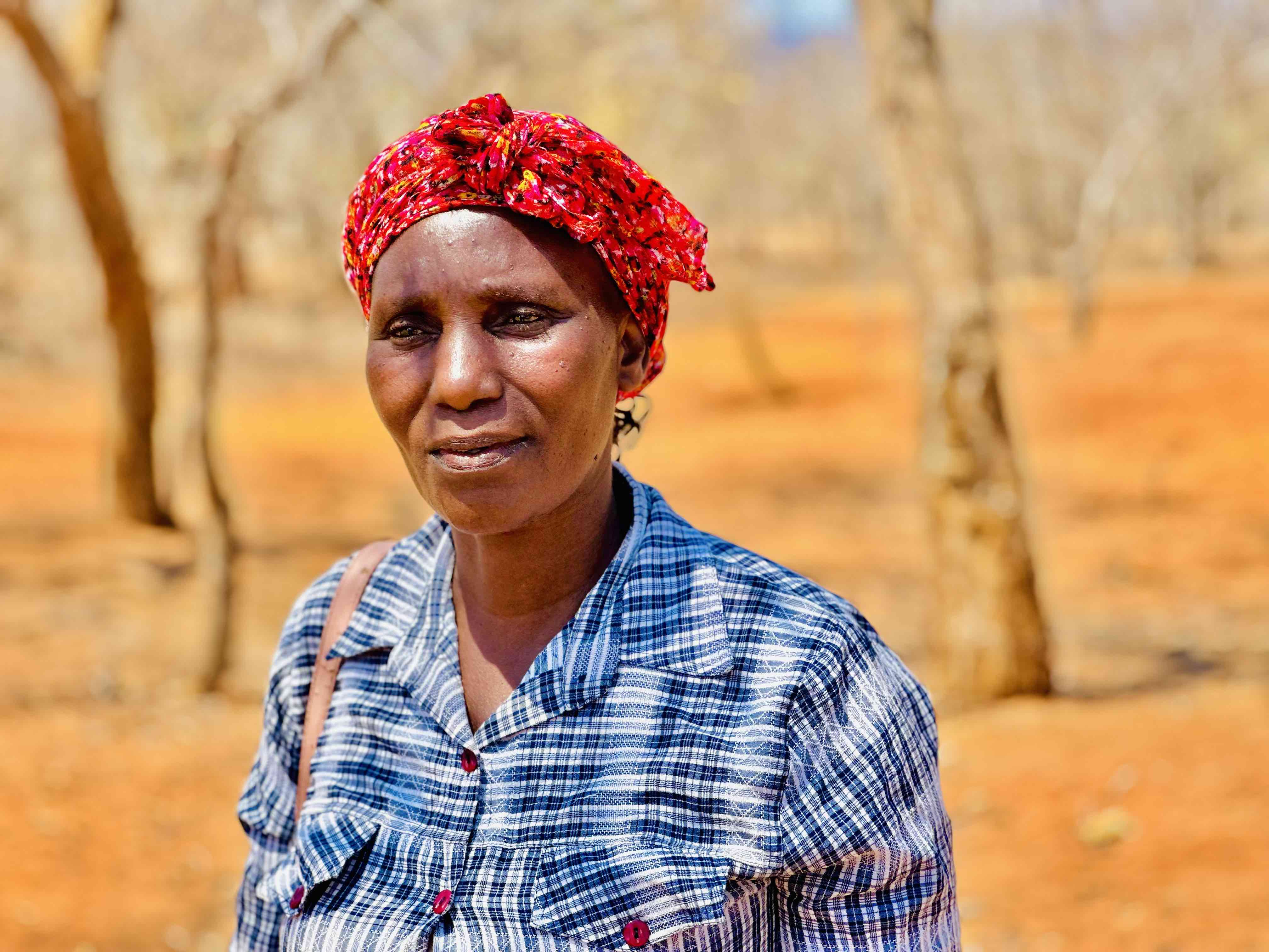  Gracias a la asistencia alimentaria que brindan la IFRC y la Cruz Roja de Zimbabue, Monica Mpande, de 52 años, puede ahorrar lo suficiente para comprar libros de texto a sus hijos. 