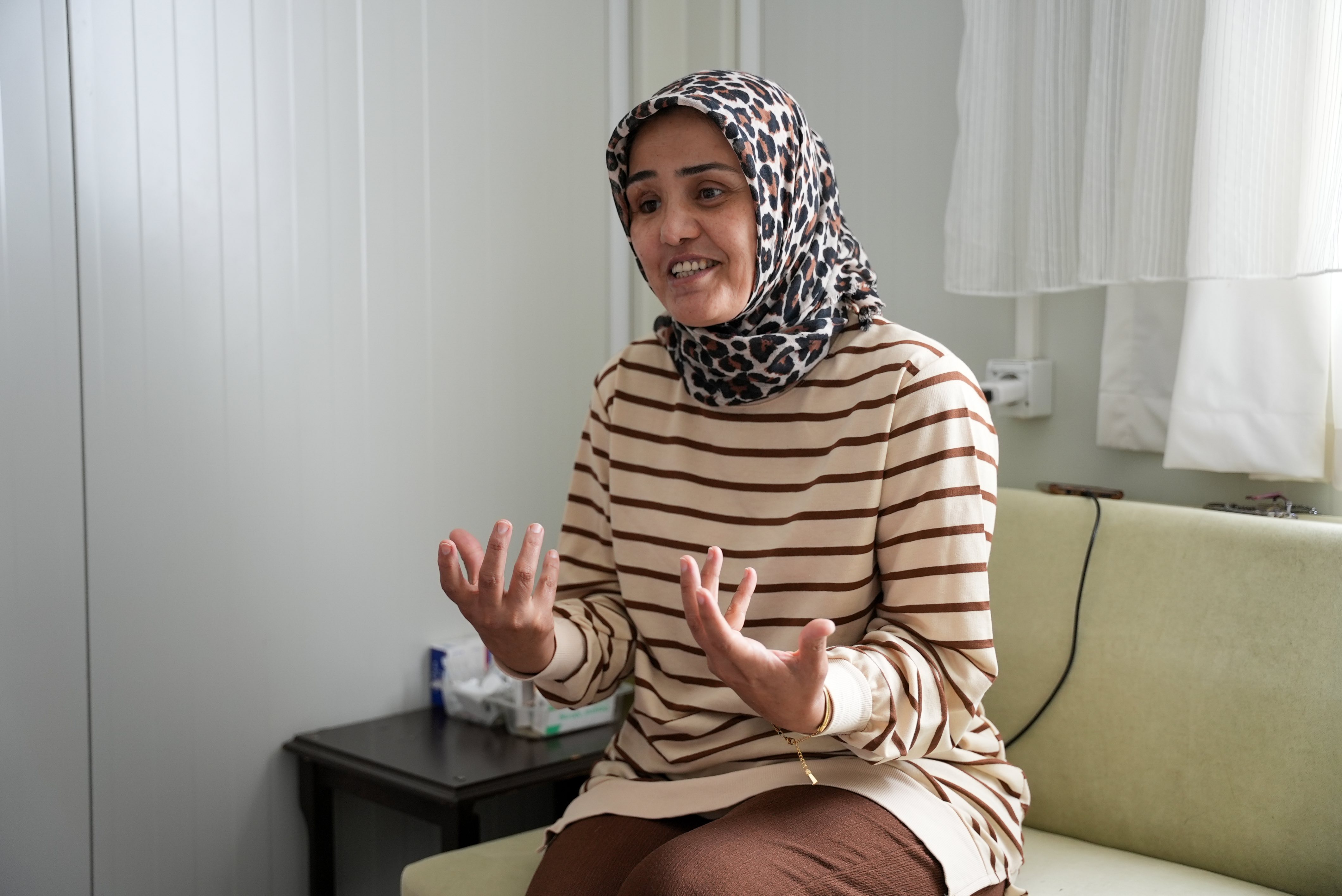 Madre de cuatro hijos, Canan resultó gravemente herida y traumatizada por los terremotos de febrero de 2023 que prácticamente destruyeron su ciudad natal de Hatay (Turquía). Ahora, tras un largo proceso de recuperación, dice que por fin vuelve a sentirse "normal" y "segura de sí misma". 
