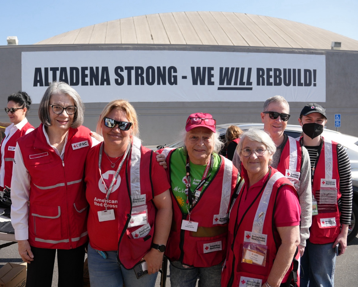 Kate Forbes con miembros de la filial de Altadena, California, de la Cruz Roja Americana. Altadena fue uno de los municipios más afectados por los recientes incendios forestales. 