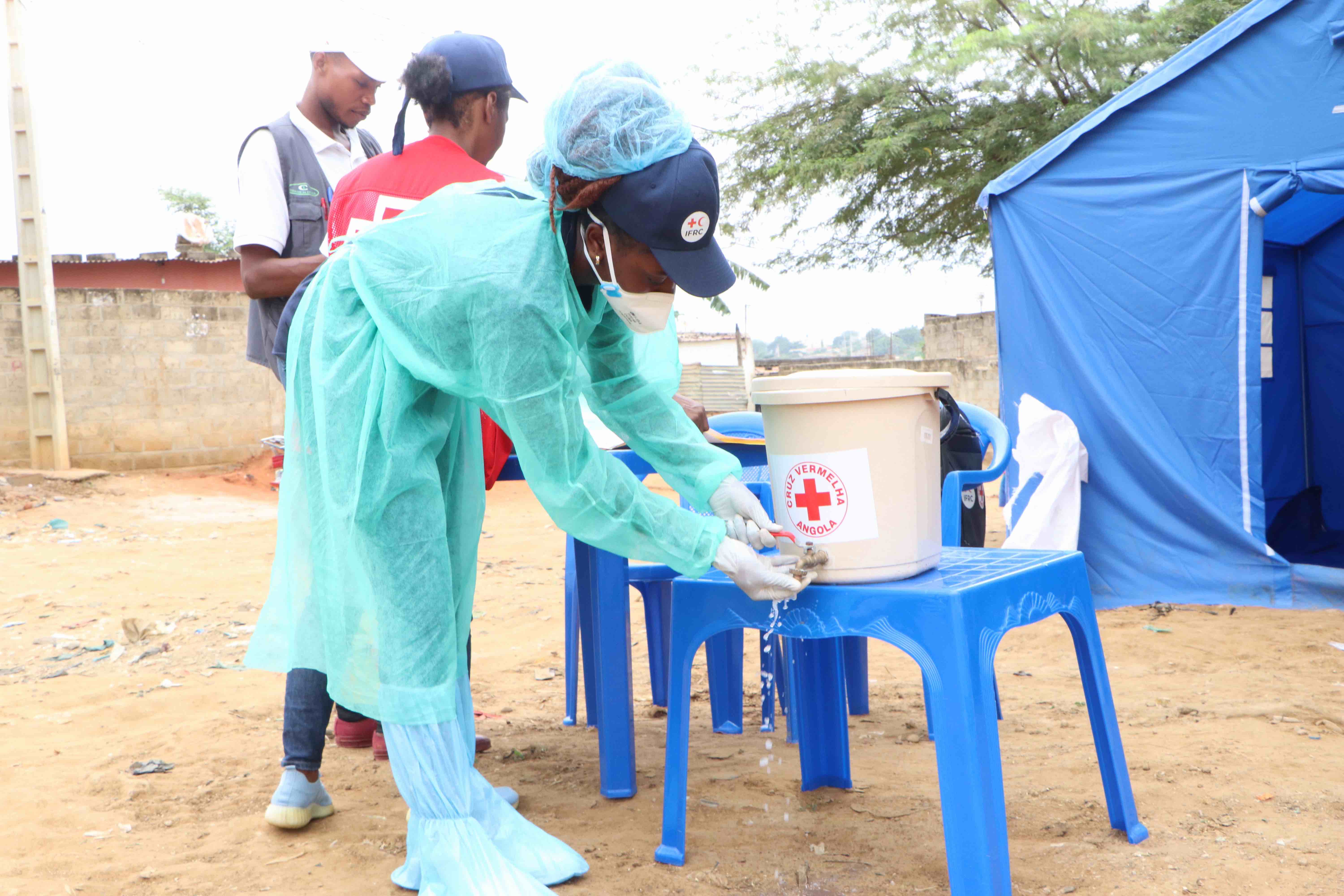 Des volontaires de la Croix-Rouge angolaise utilisent de l'eau potable pour préparer une solution de réhydratation orale pour les personnes atteintes de choléra. Les personnes atteintes de choléra souffrent souvent de déshydratation aiguë.