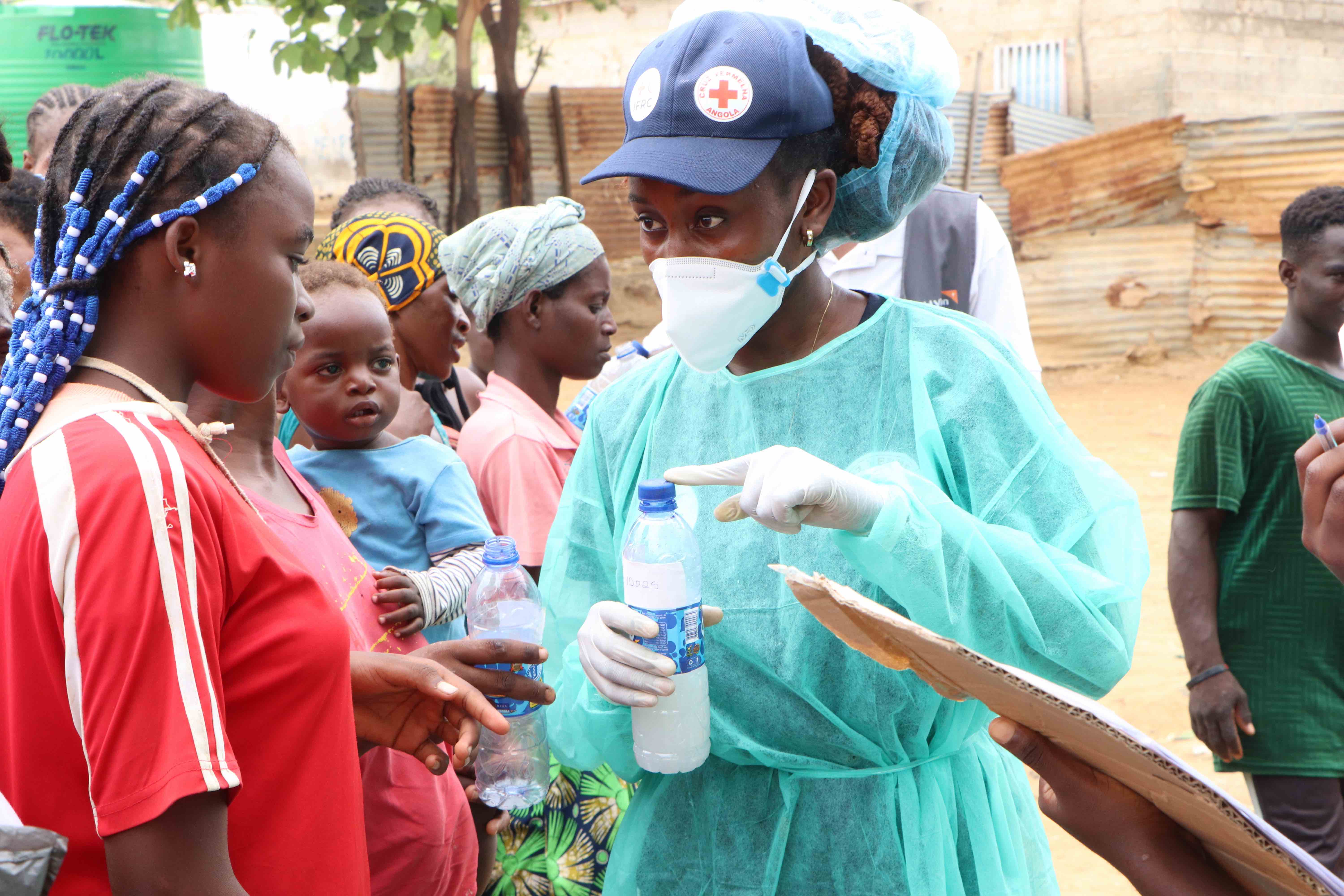 An Angola Red Cross volunteer explains how to use water safely and follow best hygiene practices in order to avoid catching cholera.