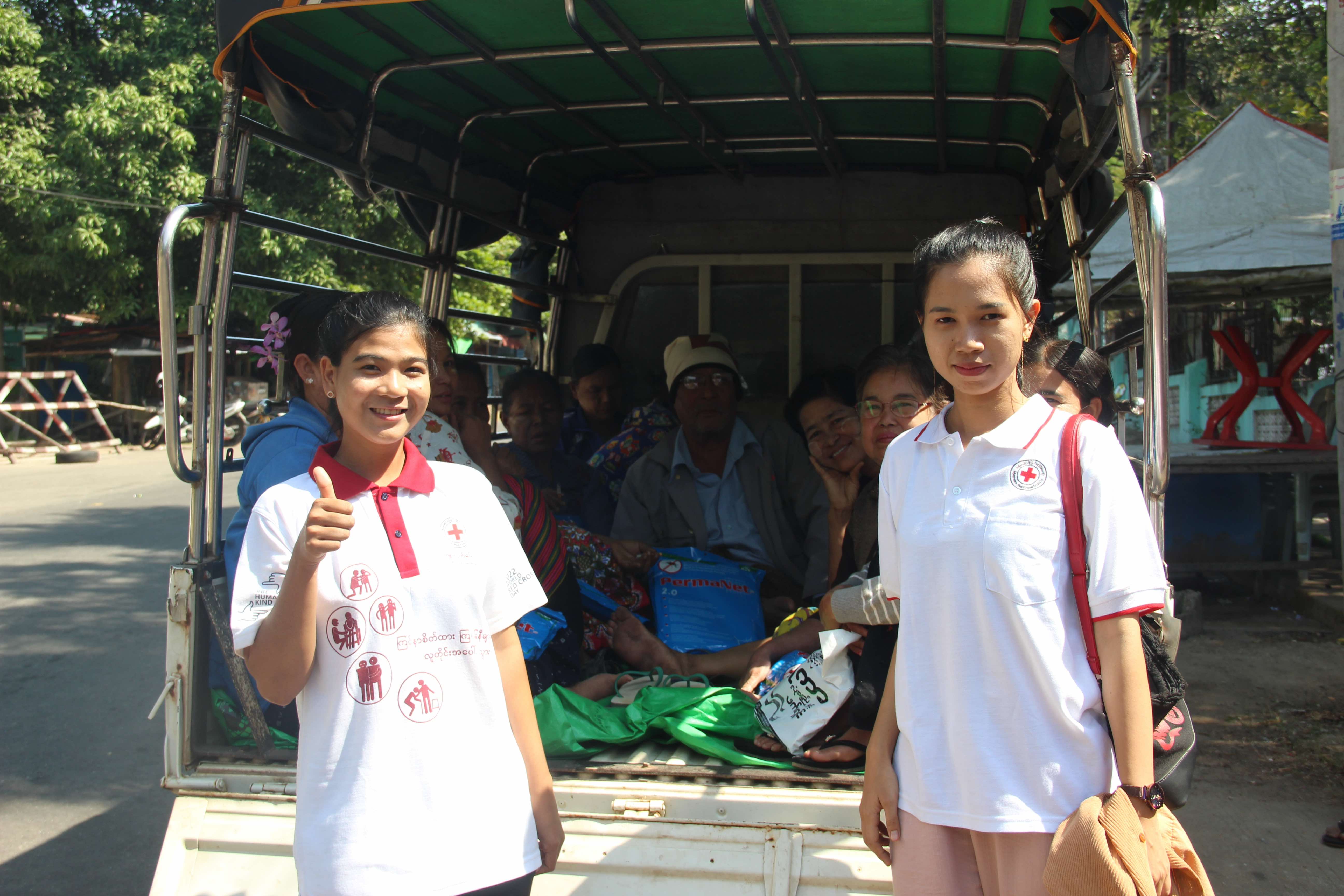 Cho Cho Aye y Phu Ngon Wai, voluntarias de la Cruz Roja de Myanmar, con otros miembros de la comunidad del municipio de Kyite Ma Yaw. 