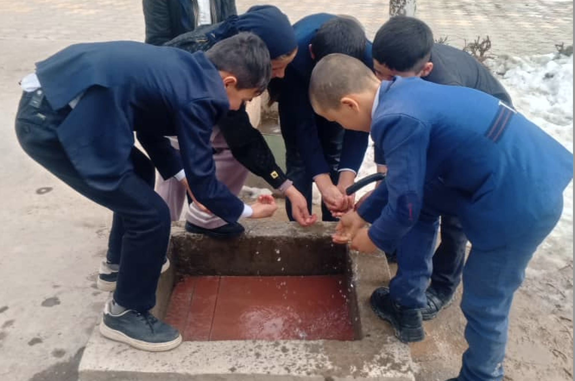 Niños de la aldea de montaña de Sangchashma, en Tayikistán, se reúnen en una de las nuevas fuentes de agua instaladas por la Media Luna Roja de Tayikistán, con el apoyo de la IFRC y la Cruz Roja Japonesa.