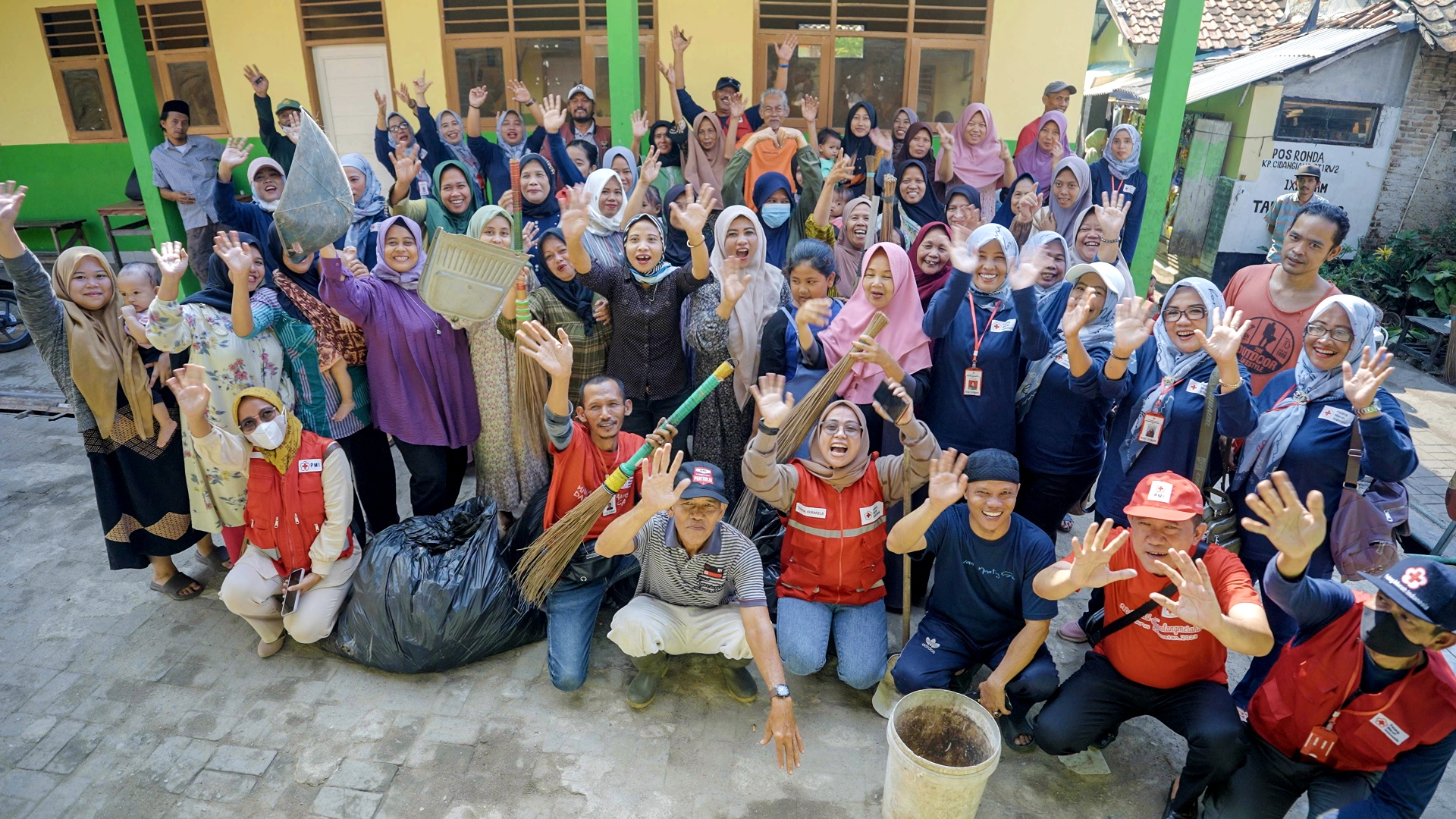 Community members in Saruni village, Pandeglang team up with Indonesian Red Cross volunteers as part of a ‘Clean Saturday’ initiative to clean up their local area, eliminate potential mosquito breeding grounds, and reduce dengue risks.