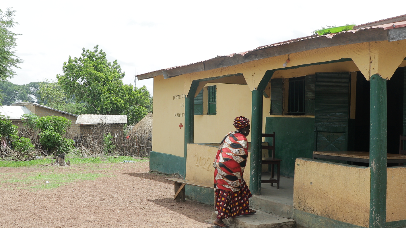 Fèrai Oularé, du village de Kabayaba, entre dans le nouveau poste de santé pour l'un de ses examens médicaux réguliers. 