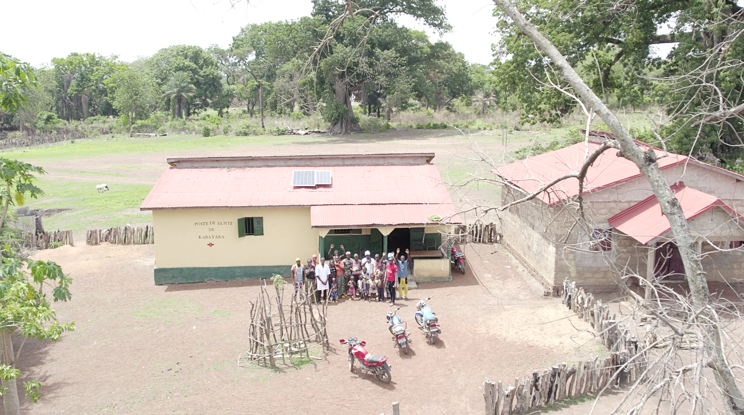 Vue aérienne des villageois de Kabayaba devant leur nouveau poste de santé.