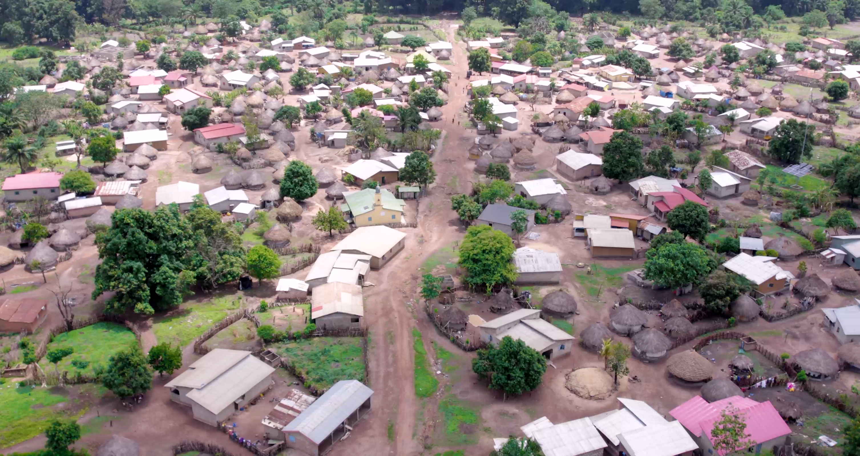 Vue aérienne du village de Kabayaba, en Guinée, qui est sujet aux épidémies et se trouve presque complètement coupé de la ville la plus proche pendant la saison des pluies.