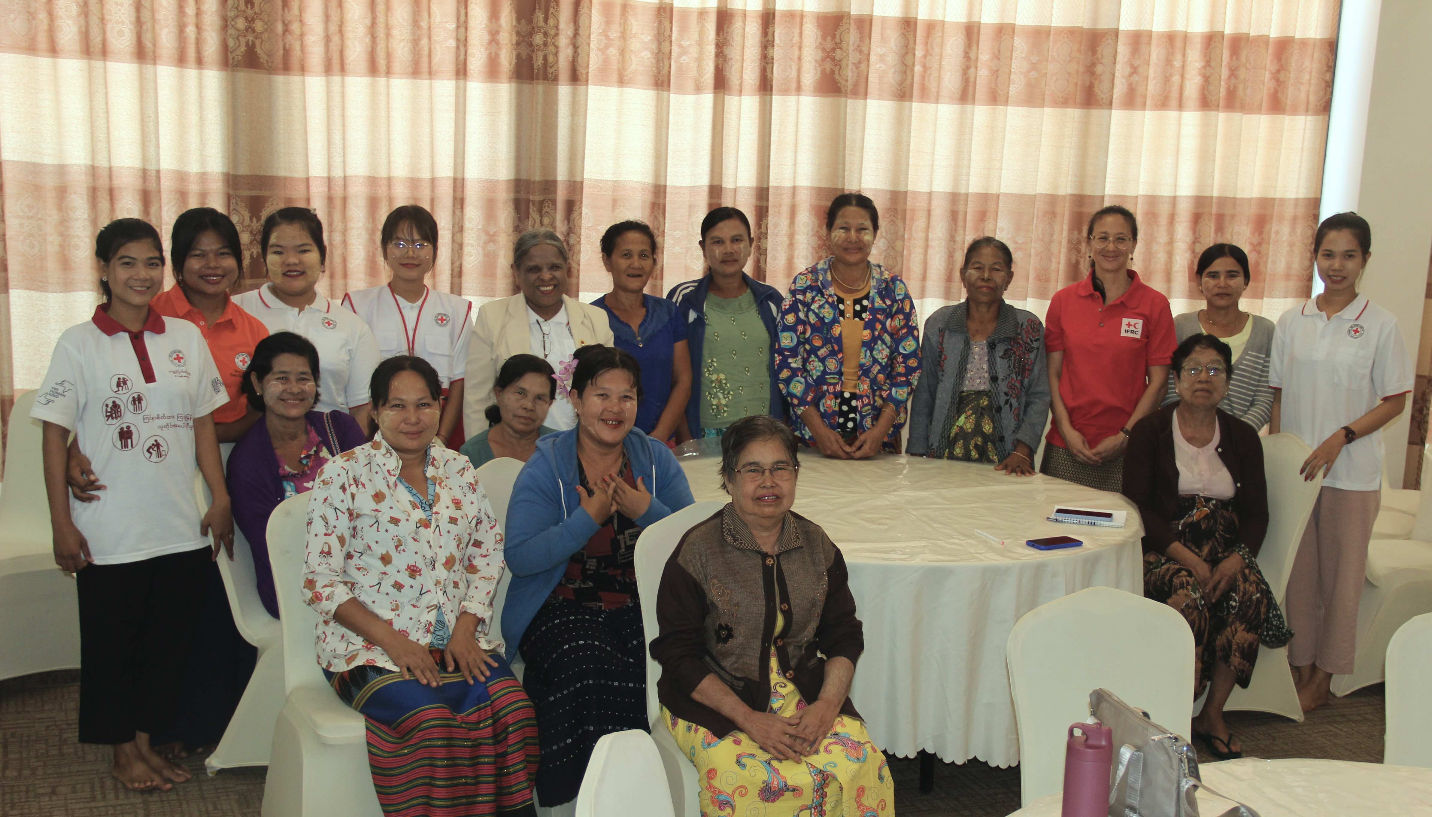 Las voluntarias de la Cruz Roja de Myanmar Cho Cho Aye y Phu Ngon Wai en una mesa redonda con mujeres del municipio de Kyite Ma Yaw, junto con la Cruz Roja de Myanmar y la Delegación de la IFRC en Myanmar.