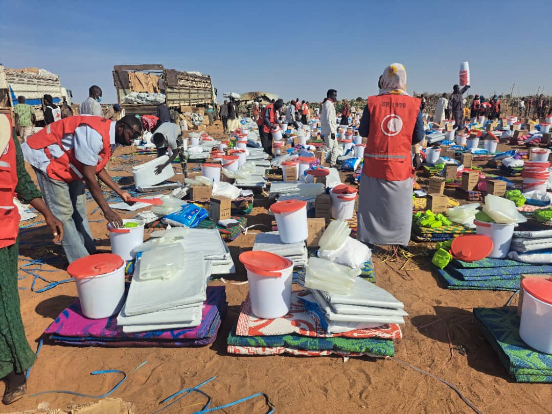 In East Darfur state, Sudanese Red Crescent volunteers oversee the distribution of essential supplies for people who had to flee violence and leave everything behind.