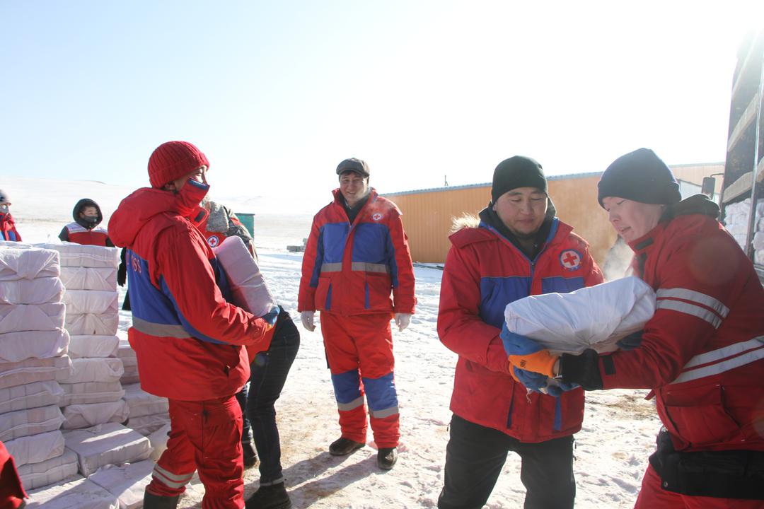 Mongolian Red Cross responders distribute much-needed relief ahead of an anticipated deep cold spell – known as a “dzud” – including kits for taking care of livestock in extremely cold conditions.
