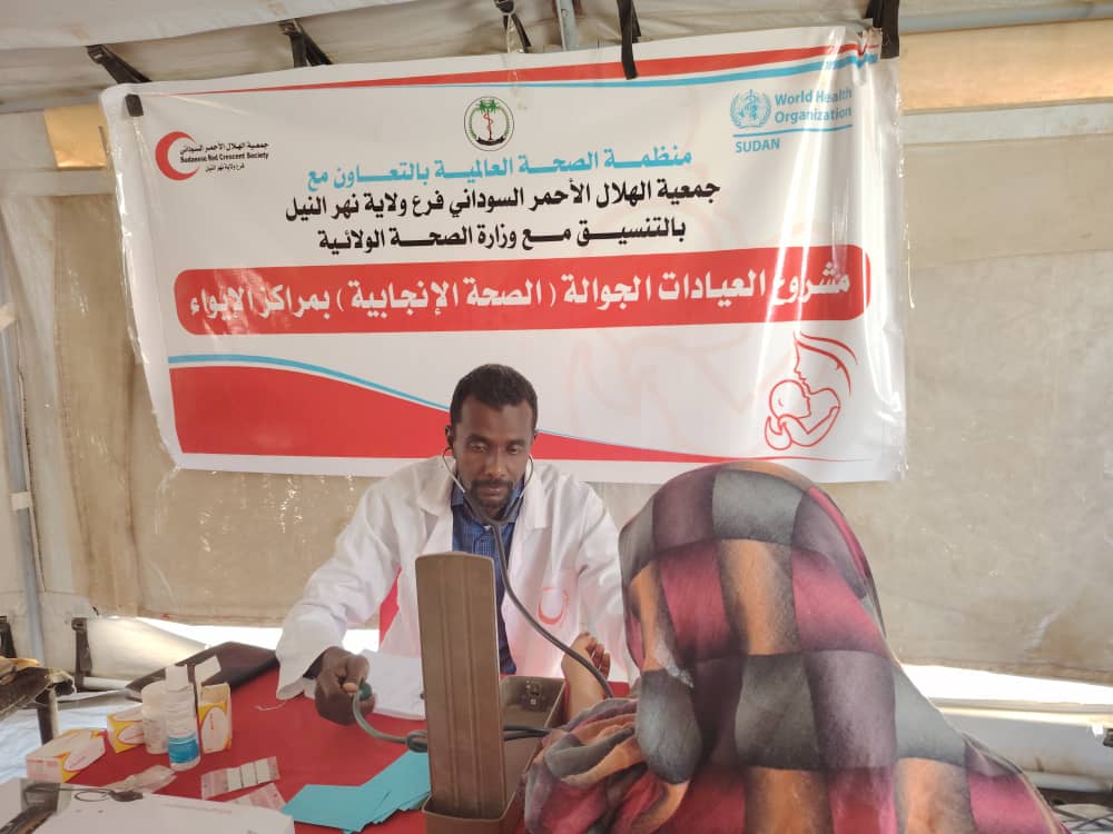 Sudanese Red Crescent Society (SRCS) health staff offers free medical care at clinics for displaced people in River Nile State.