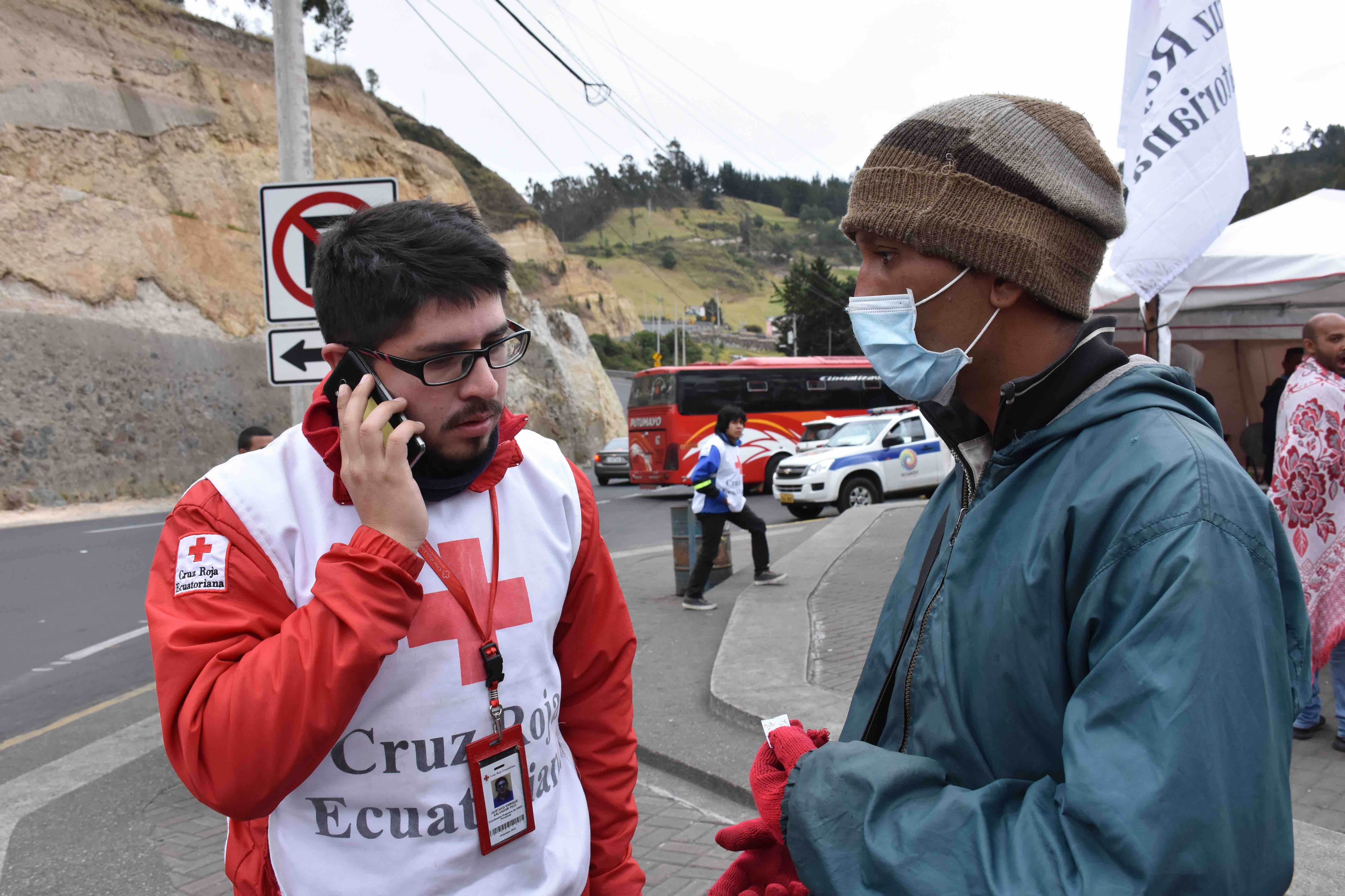 Le long d'une route de migration importante, une équipe de la Croix-Rouge équatorienne offre aux gens des examens de santé rapides et les aide à entrer en contact avec les membres de leur famille restés au loin.