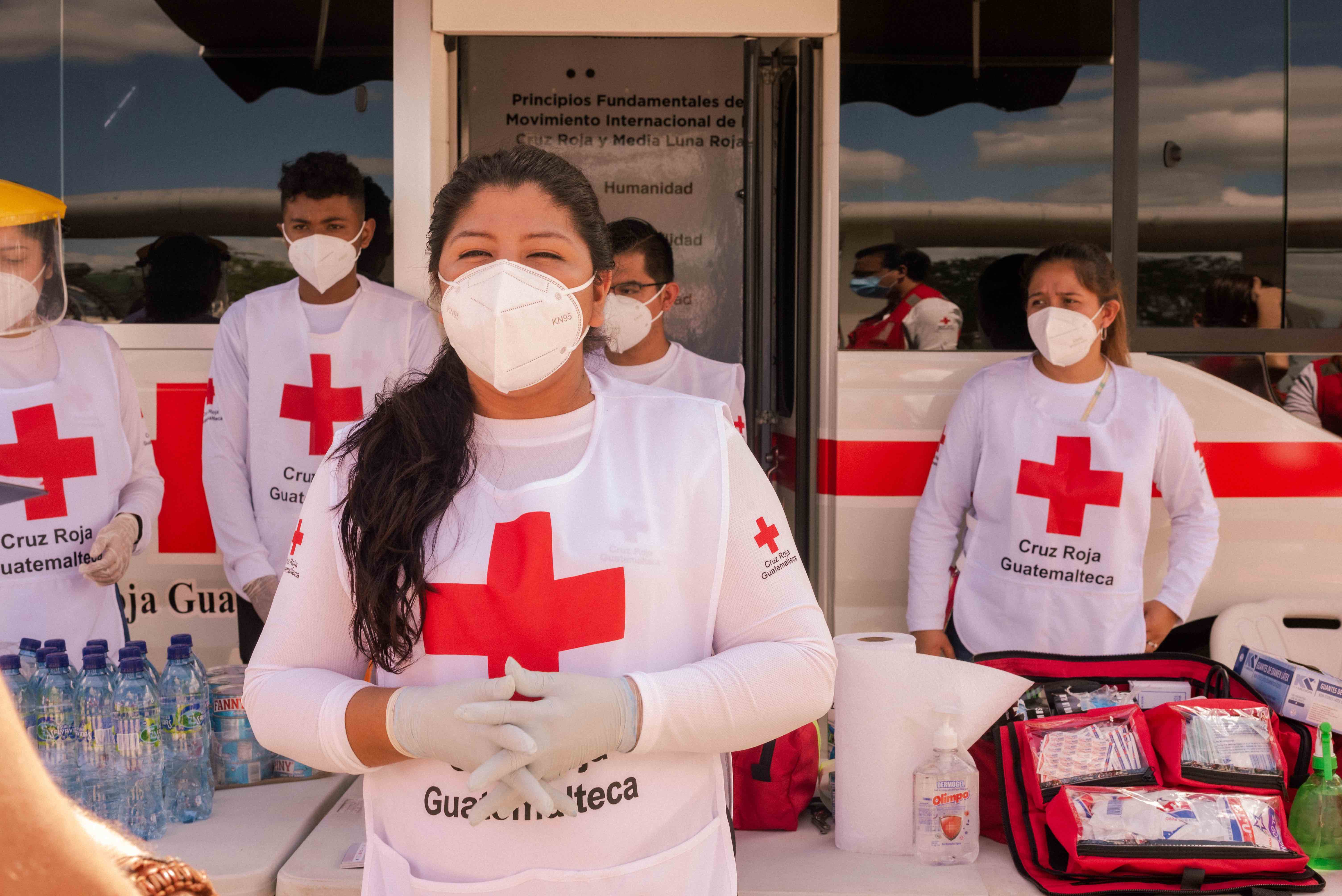 Des volontaires de la Croix-Rouge guatémaltèque se préparent à accueillir des personnes en déplacement à un point de service humanitaire.