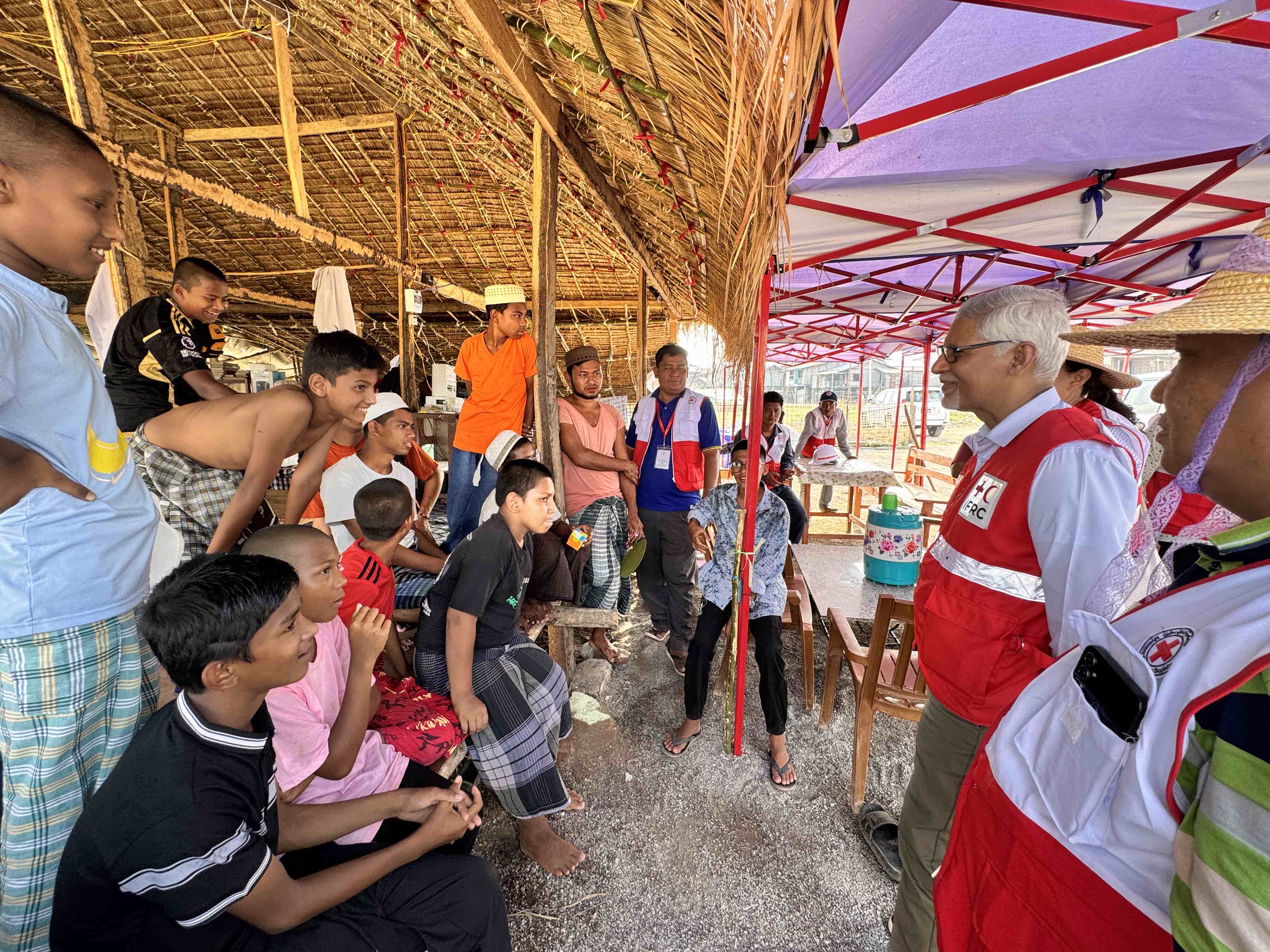 Le Secrétaire général de l’IFRC, Jagan Chapagain, visite un centre communautaire situé dans un camp de personnes déplacées au Myanmar.