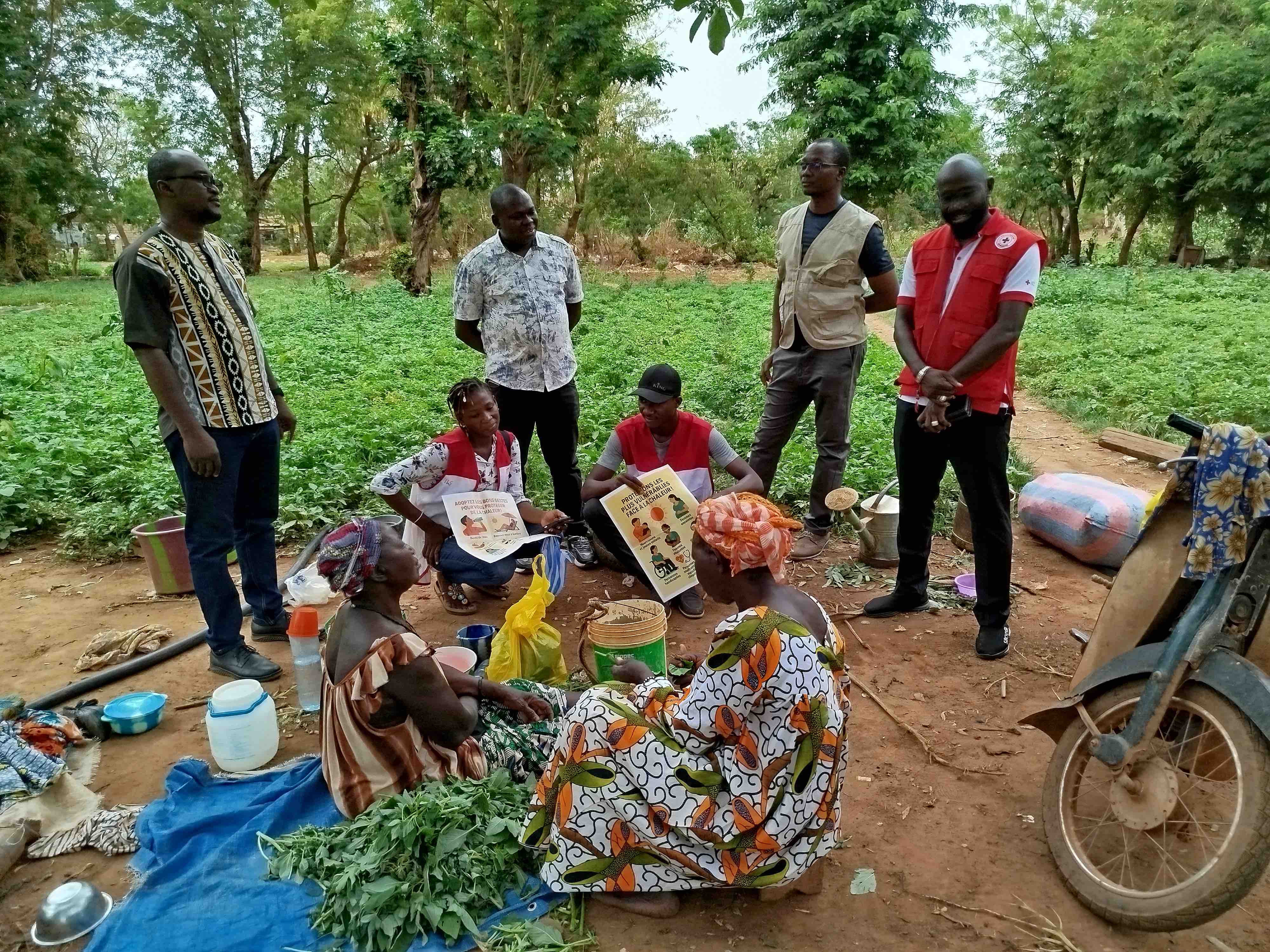 Red Cross volunteers in Burkina Faso go from village to village, house to house and even field to field to visit with people who tend crops in the hot sun, ensuring they know how to protect themselves from heatstroke during heatwaves.