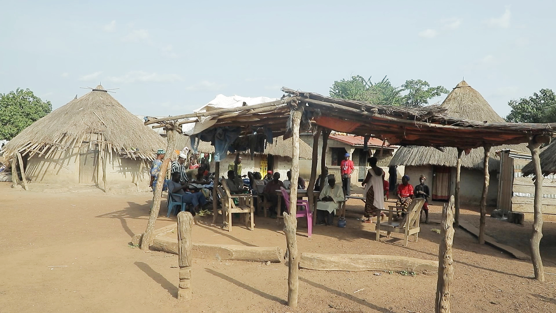 Guinea Red Cross volunteers gather villagers in the centre of Dalafilani to discuss the problems they face and how to address them.