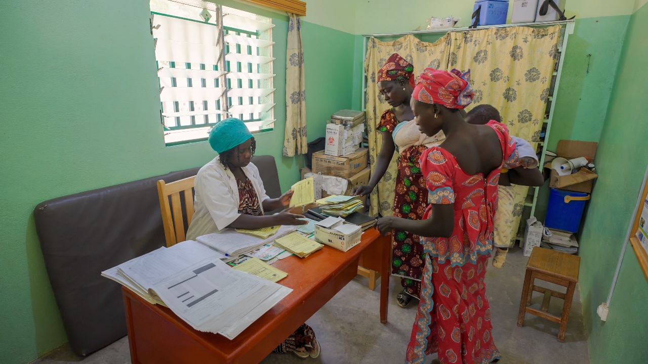 Mothers show up at the Mayo-Oulo health centre to vaccinate their children.