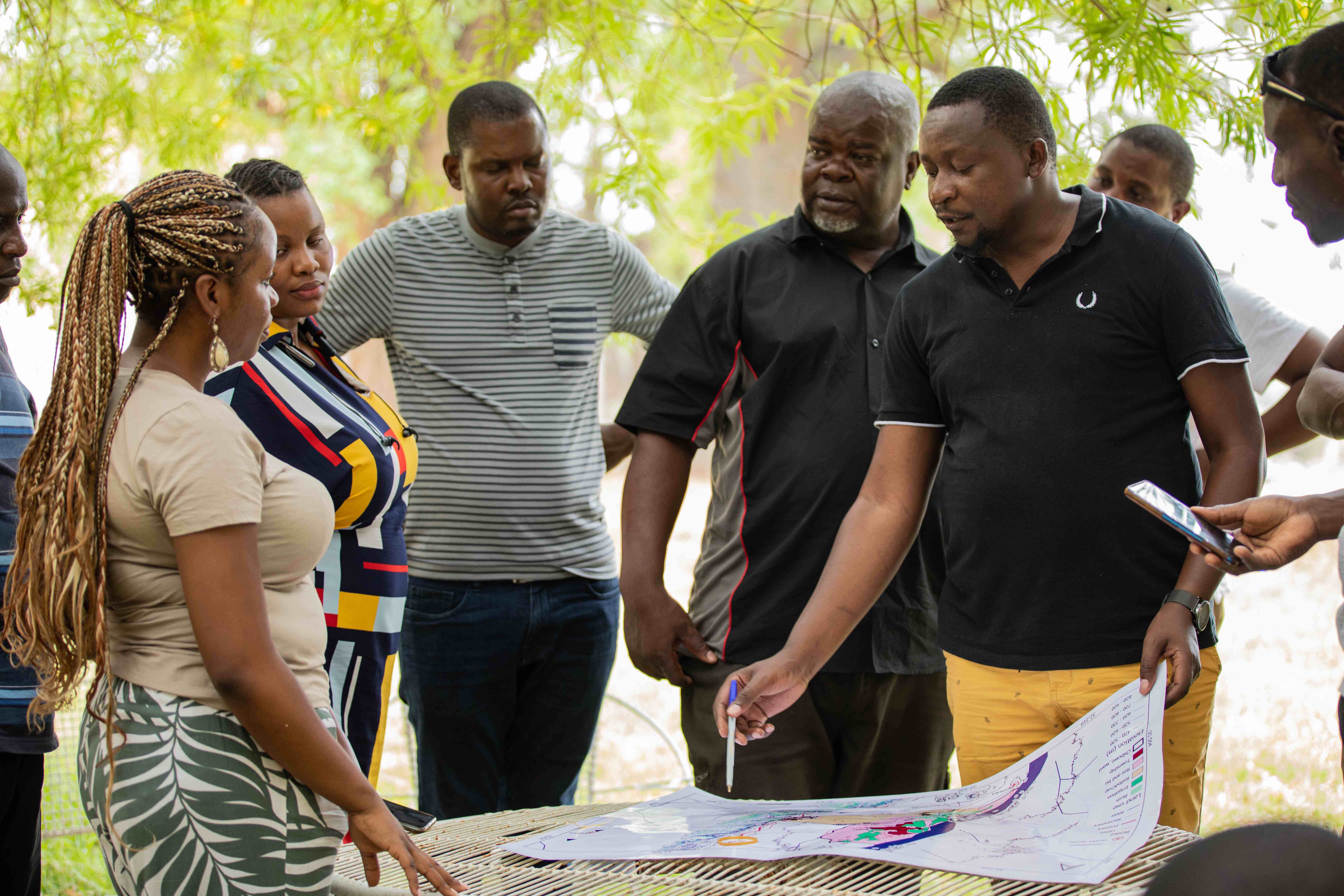 Leaders from the Zimbabwean village of Chibuwe meet the Government and Regional Anticipatory Action Working Group Secretariat — a collaboration led by the IFRC, the UN Food and Agricultural Organization, and the World Food Programme as they prepare the community's emergency flood-simulation exercise.
