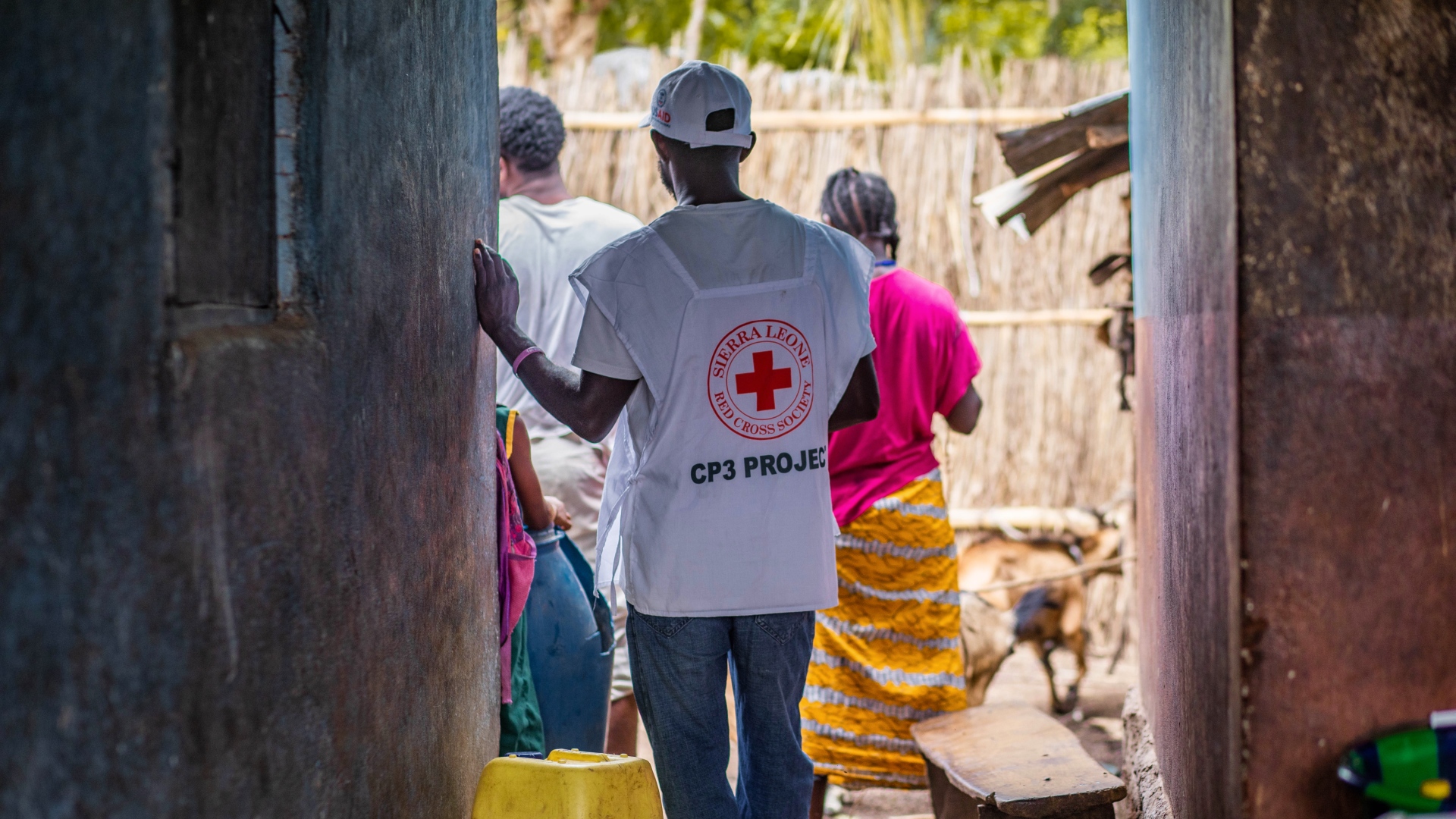 A CP3 volunteer from the Sierra Leone Red Cross Society visits people in their homes in Kamasasa village to encourage them to vaccinate their animals against PPR.