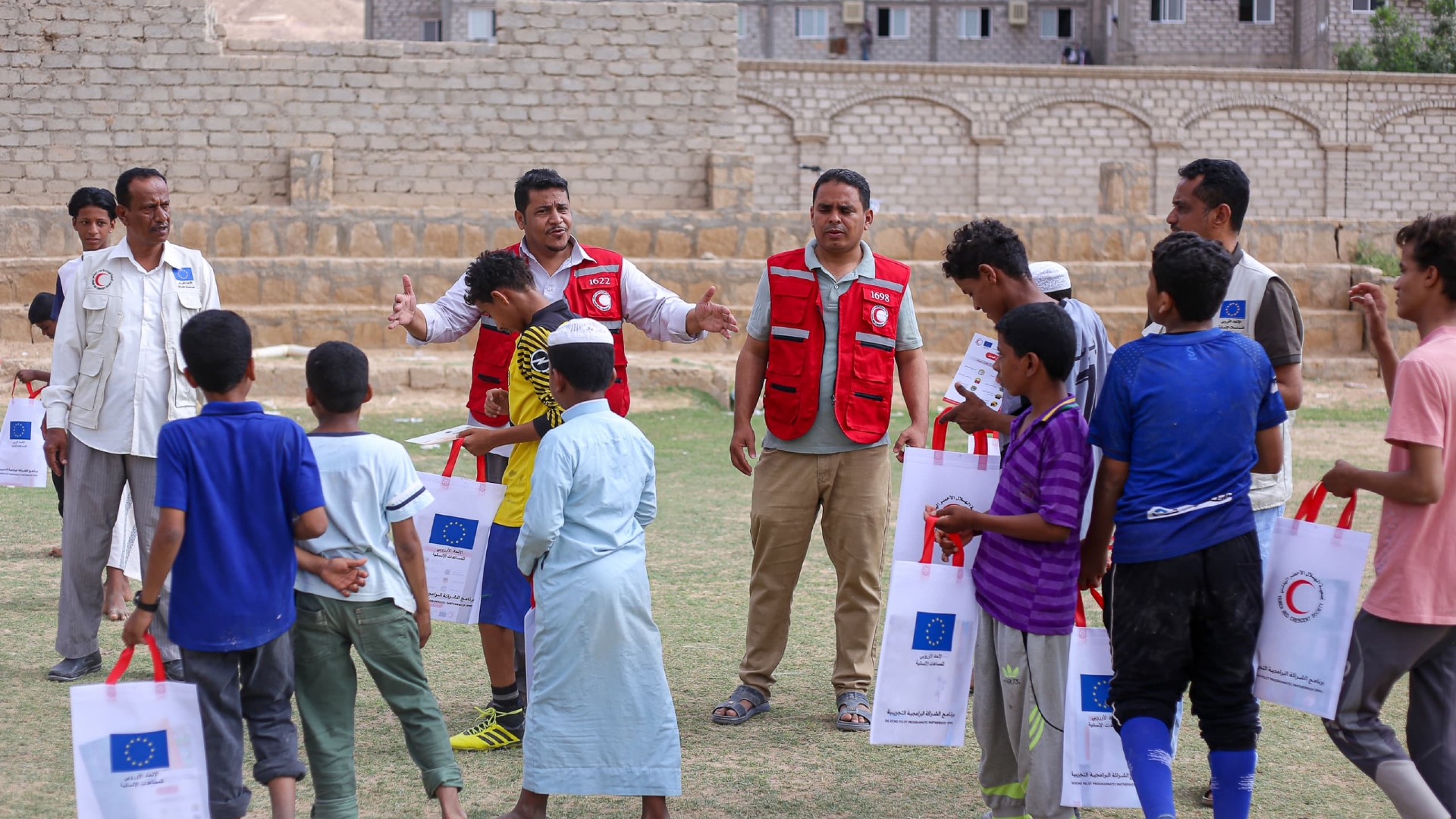 Yemen Red Crescent teams hand out educational materials on health and hygiene to kids in Sayon. 