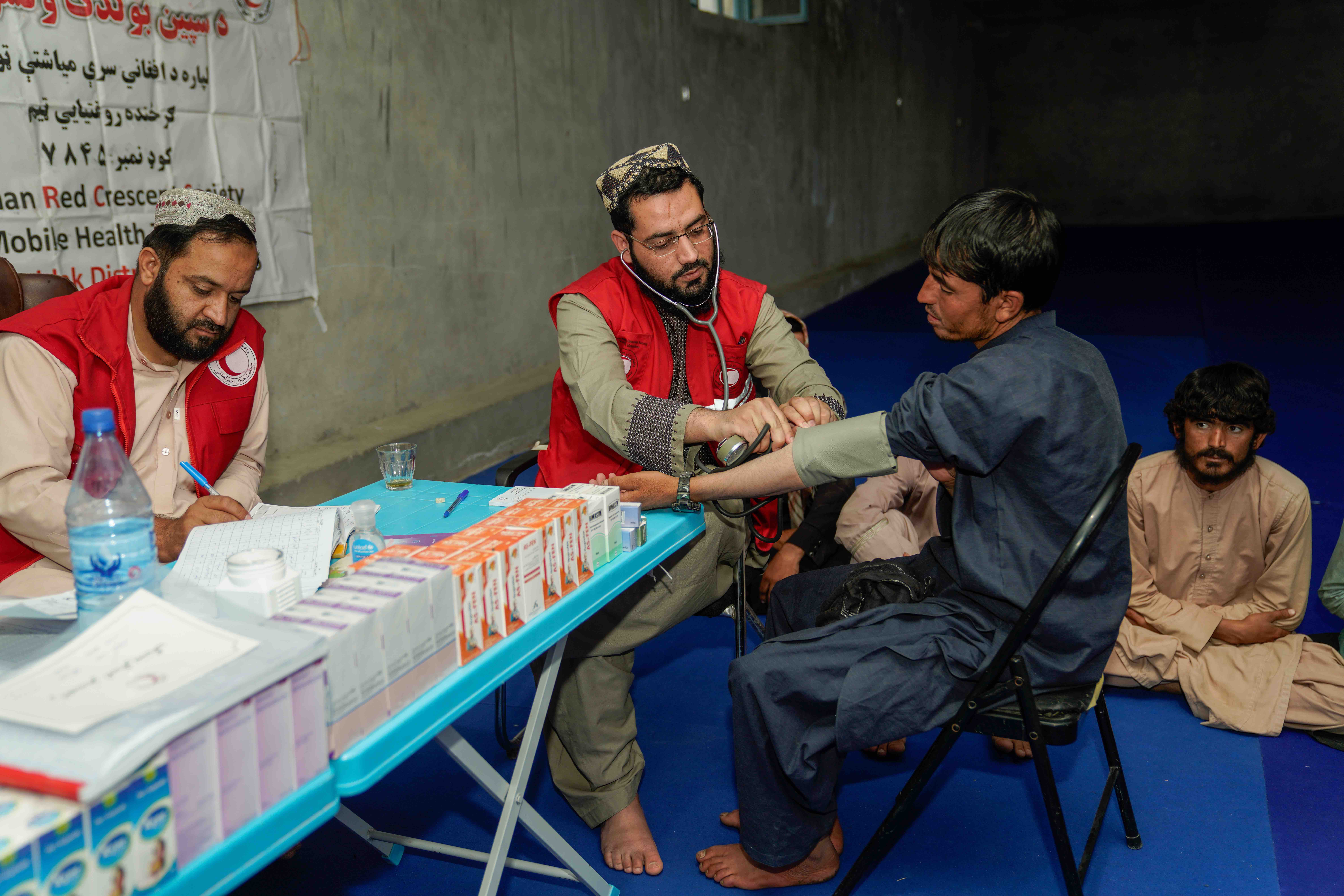 A team from the Afghan Red Crescent Society providing healthcare services to returnees at the Spin Boldak border crossing point in Kandahar.