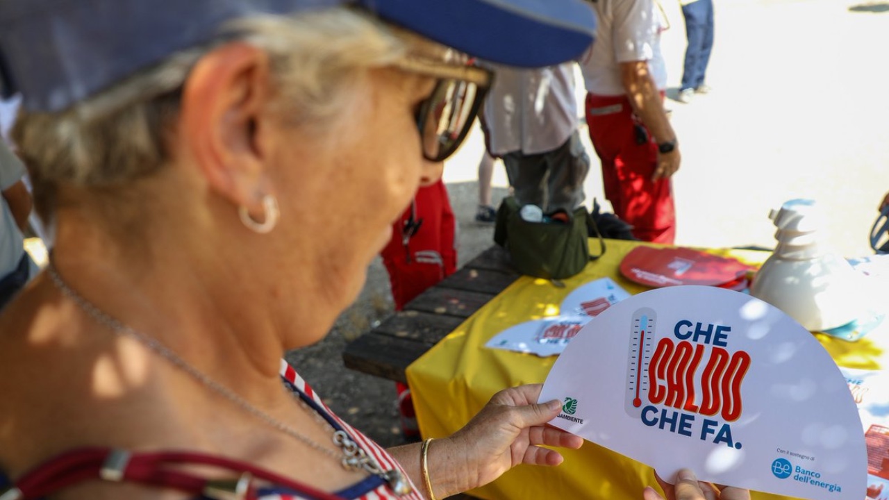  In Italy and across Europe, Red Cross volunteers are sharing practical information on how to stay safe during heatwaves and manage sun exposure.