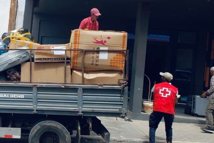 Voluntarios de la Cruz Roja de Cabo Verde llevan suministros de emergencia a las personas afectadas por las inundaciones, pero las necesidades siguen siendo inmensas.