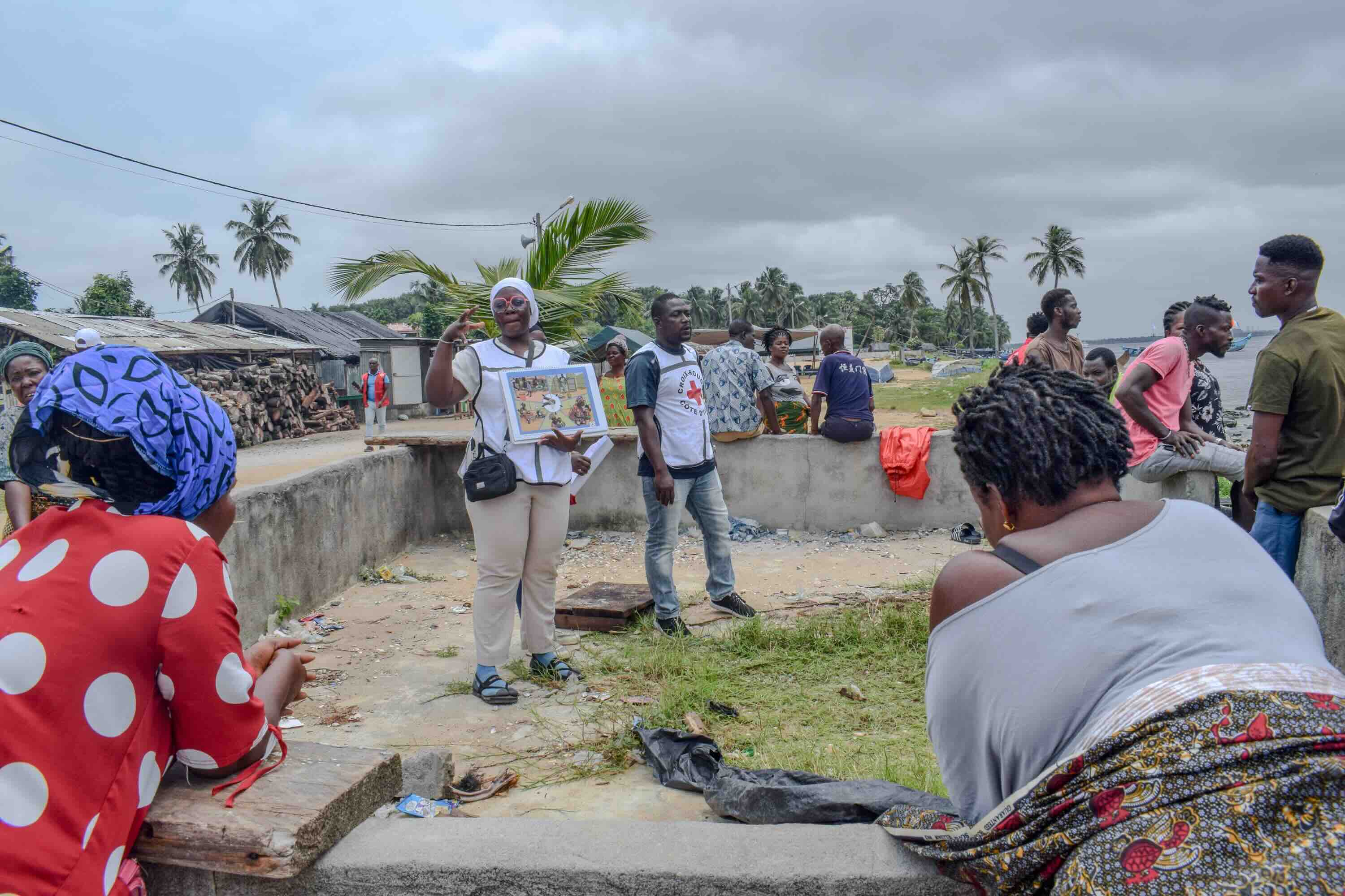 Dans le but de sensibiliser et de renforcer la confiance des personnes exposées au risque de contagion, les volontaires de la Croix-Rouge se rendent régulièrement dans les lieux de rassemblement pour expliquer comment reconnaître les symptômes, comment se faire soigner et, tout aussi important, comment se protéger contre la maladie. 