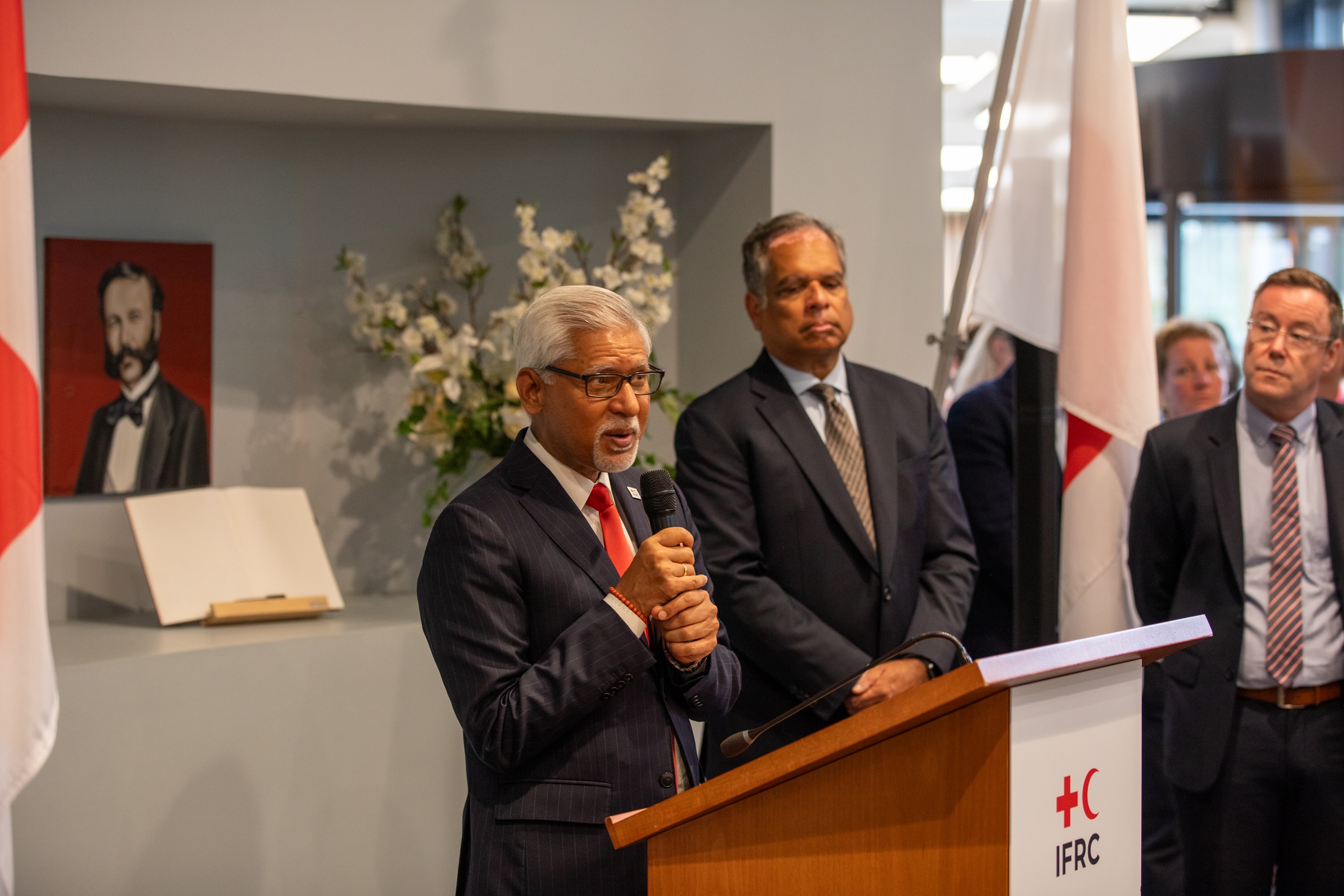 Le Secrétaire général de l’IFRC, Jagan Chapagain, s’exprimant à l’occasion de la Journée mondiale de l’aide humanitaire lors d’une cérémonie en hommage aux humanitaires tombés dans l’exercice de leurs fonctions.