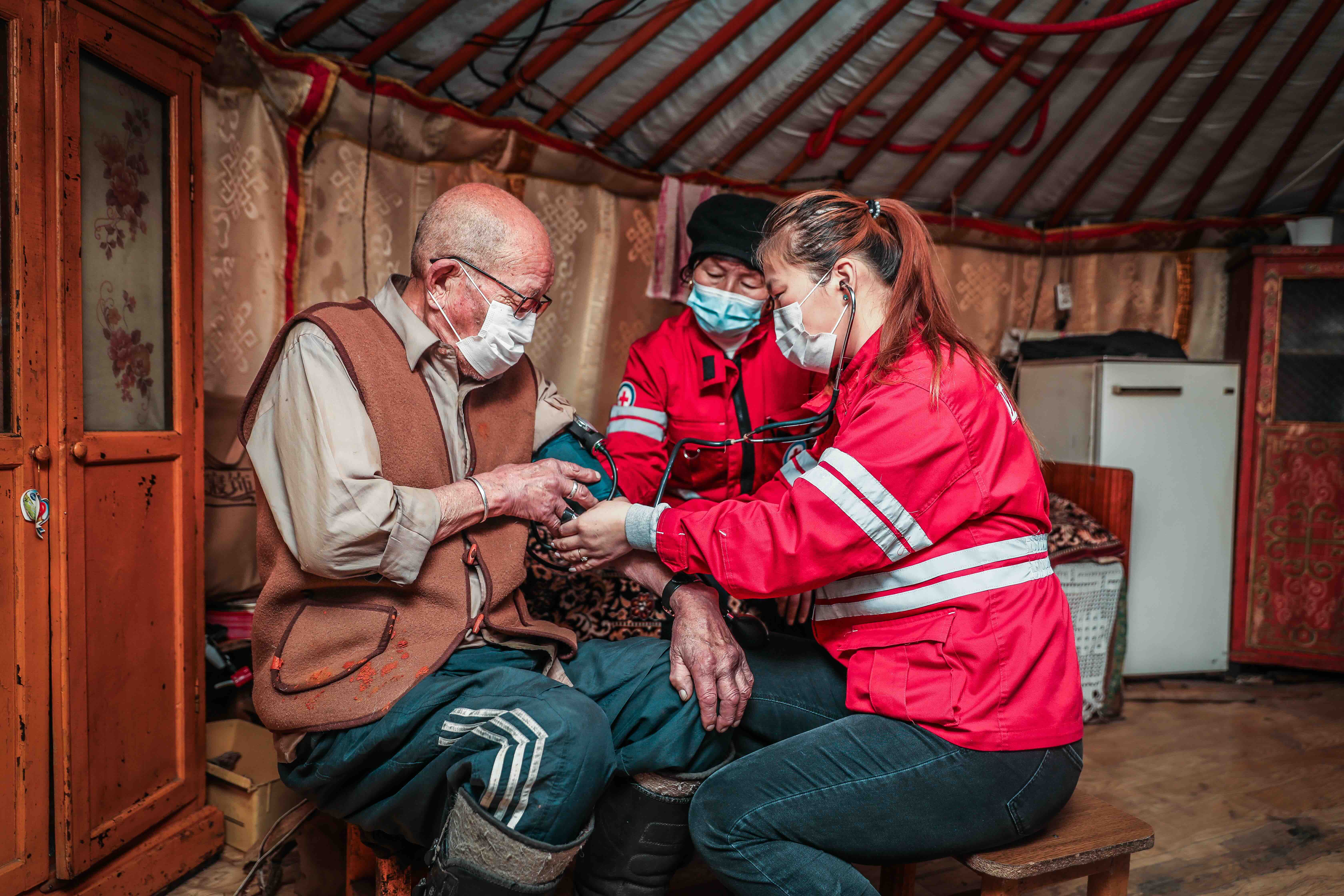 La Cruz Roja de Mongolia realiza un chequeo médico a un anciano ganadero afectado por las fuertes olas de frío. Las olas de frío han devastado los rebaños ganaderos y han obligado a muchas personas a abandonar sus hogares en las zonas rurales para buscar trabajo en los centros urbanos o en otros lugares.