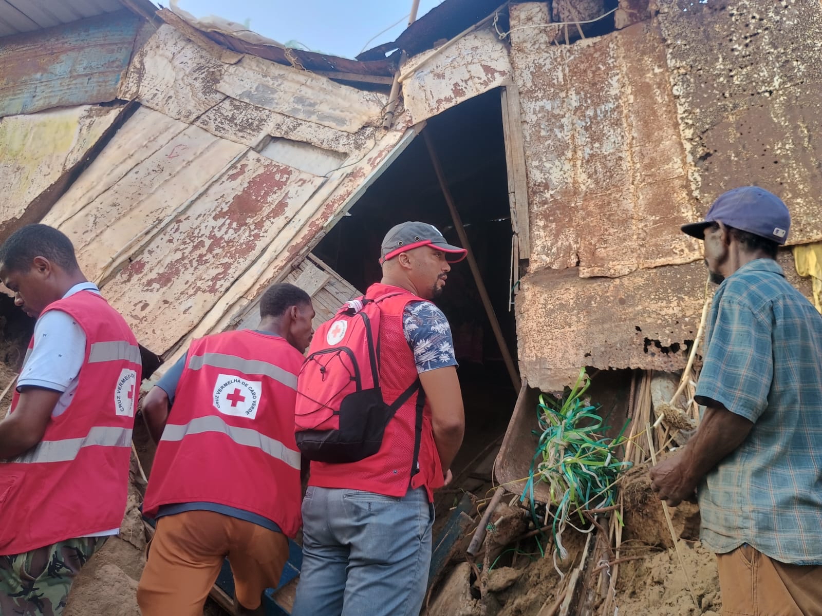 Equipos de la Cruz Roja de Cabo Verde llevan a cabo labores de evacuación y socorro tras las inundaciones.